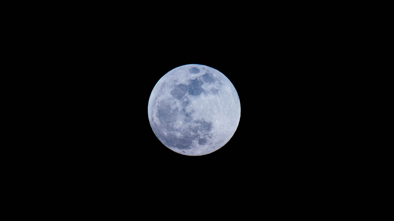 Lune Bleue Dans le Ciel. Wallpaper in 1366x768 Resolution
