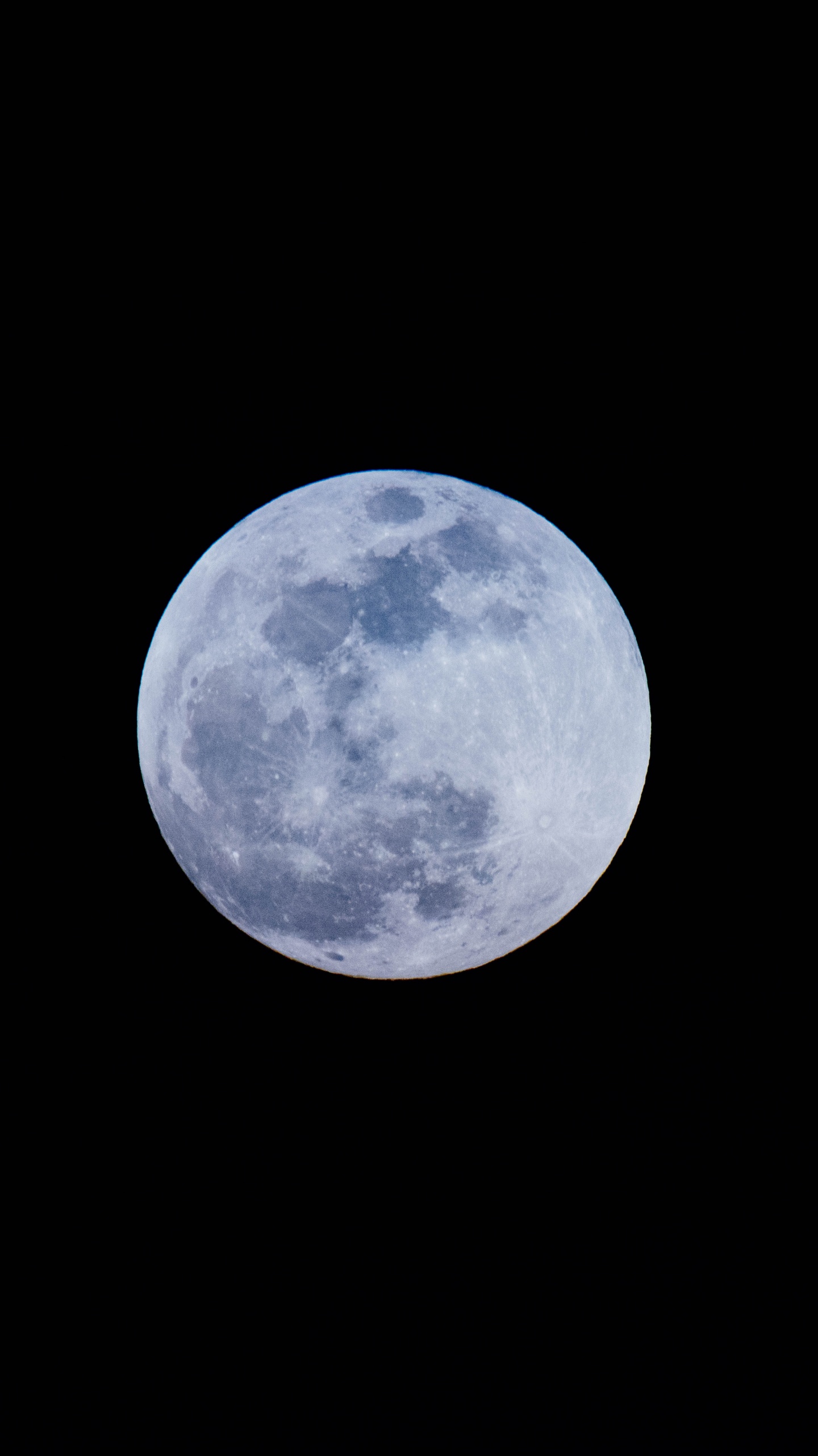 Lune Bleue Dans le Ciel. Wallpaper in 1440x2560 Resolution