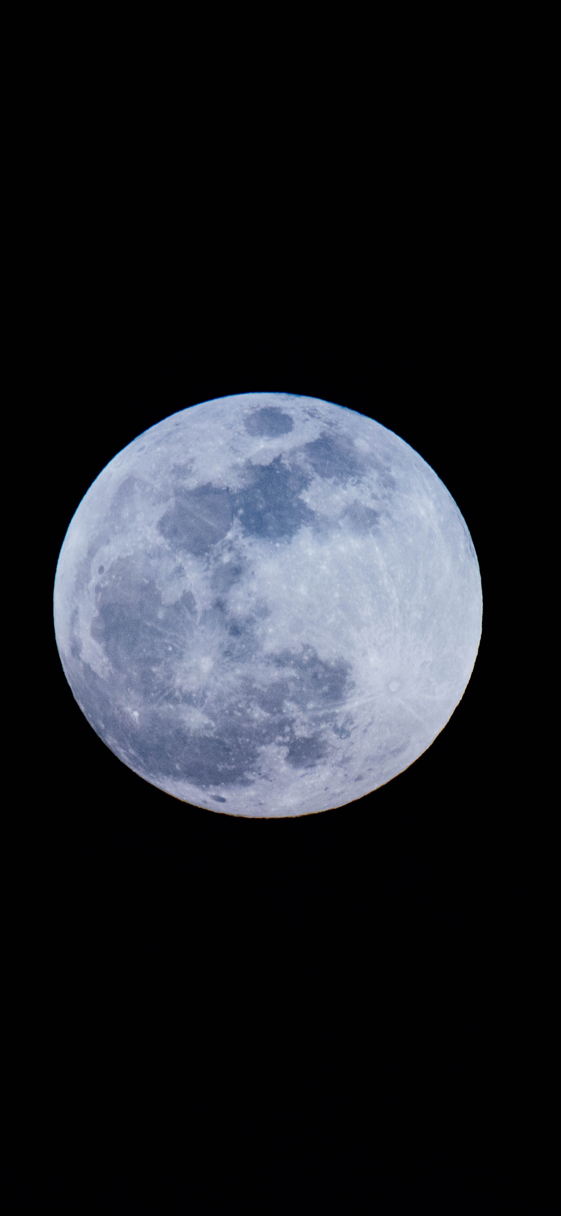 Blauer Mond am Himmel. Wallpaper in 1125x2436 Resolution