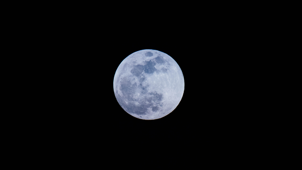 Blauer Mond am Himmel. Wallpaper in 1280x720 Resolution