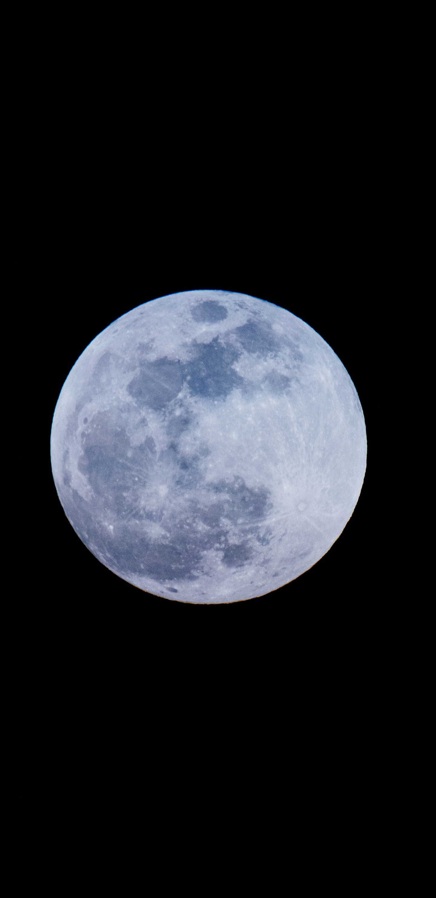 Blauer Mond am Himmel. Wallpaper in 1440x2960 Resolution