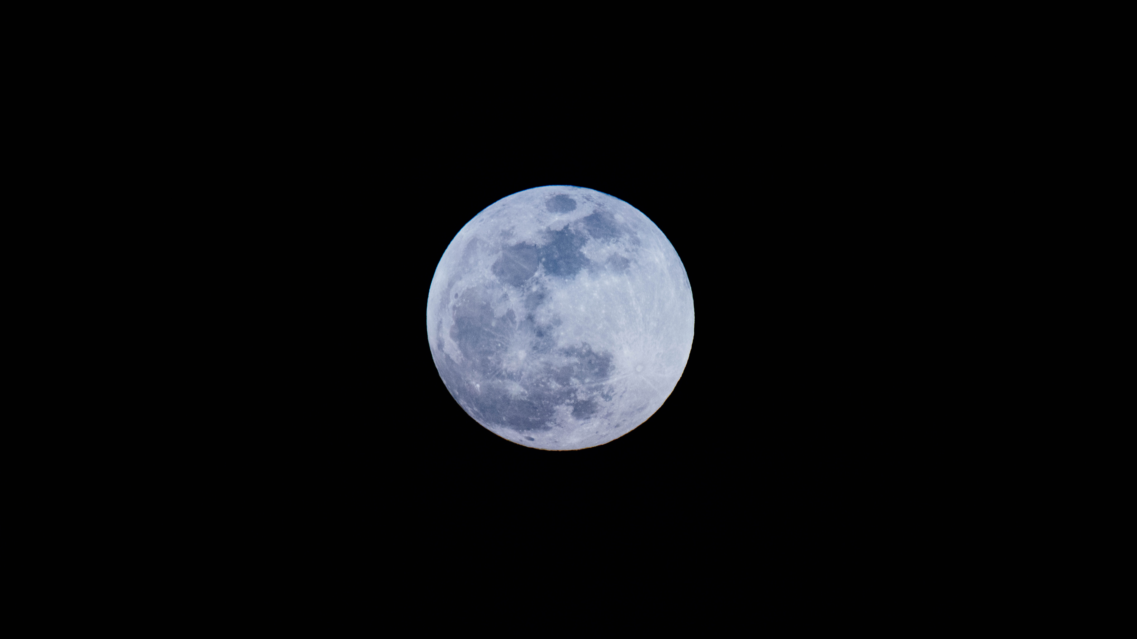 Blauer Mond am Himmel. Wallpaper in 3840x2160 Resolution