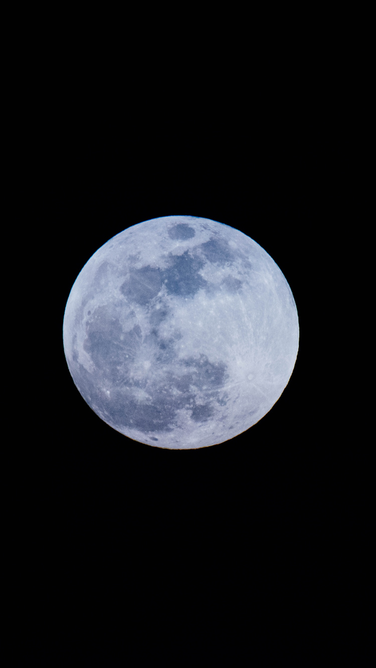 Luna Azul en el Cielo. Wallpaper in 750x1334 Resolution