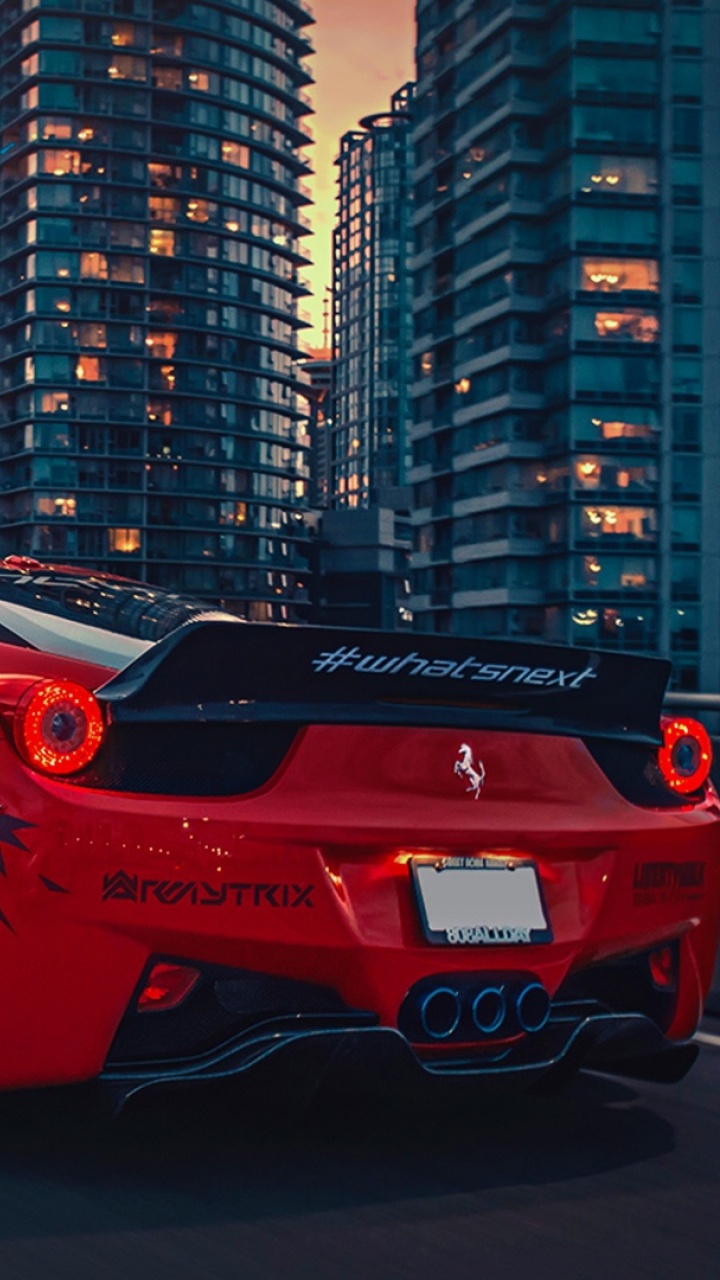 Ferrari 458 Italia Rojo en la Carretera Cerca de Los Edificios de la Ciudad Durante la Noche. Wallpaper in 720x1280 Resolution