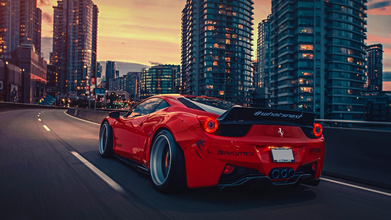 Ferrari Rouge 458 Italia Sur Route Près Des Bâtiments de la Ville Pendant la Nuit. Wallpaper in 1280x720 Resolution