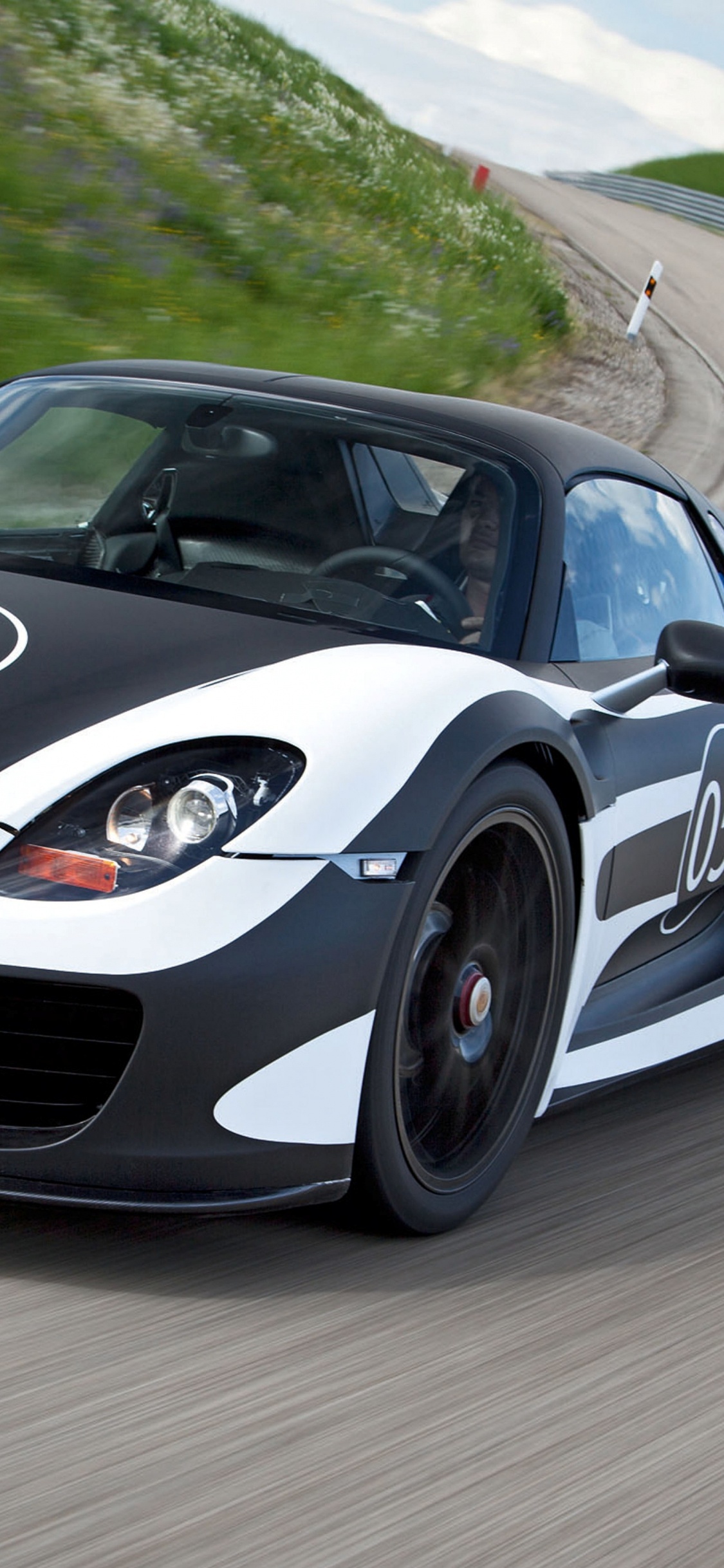 Weiß-schwarzer Porsche 911 Tagsüber Unterwegs. Wallpaper in 1125x2436 Resolution