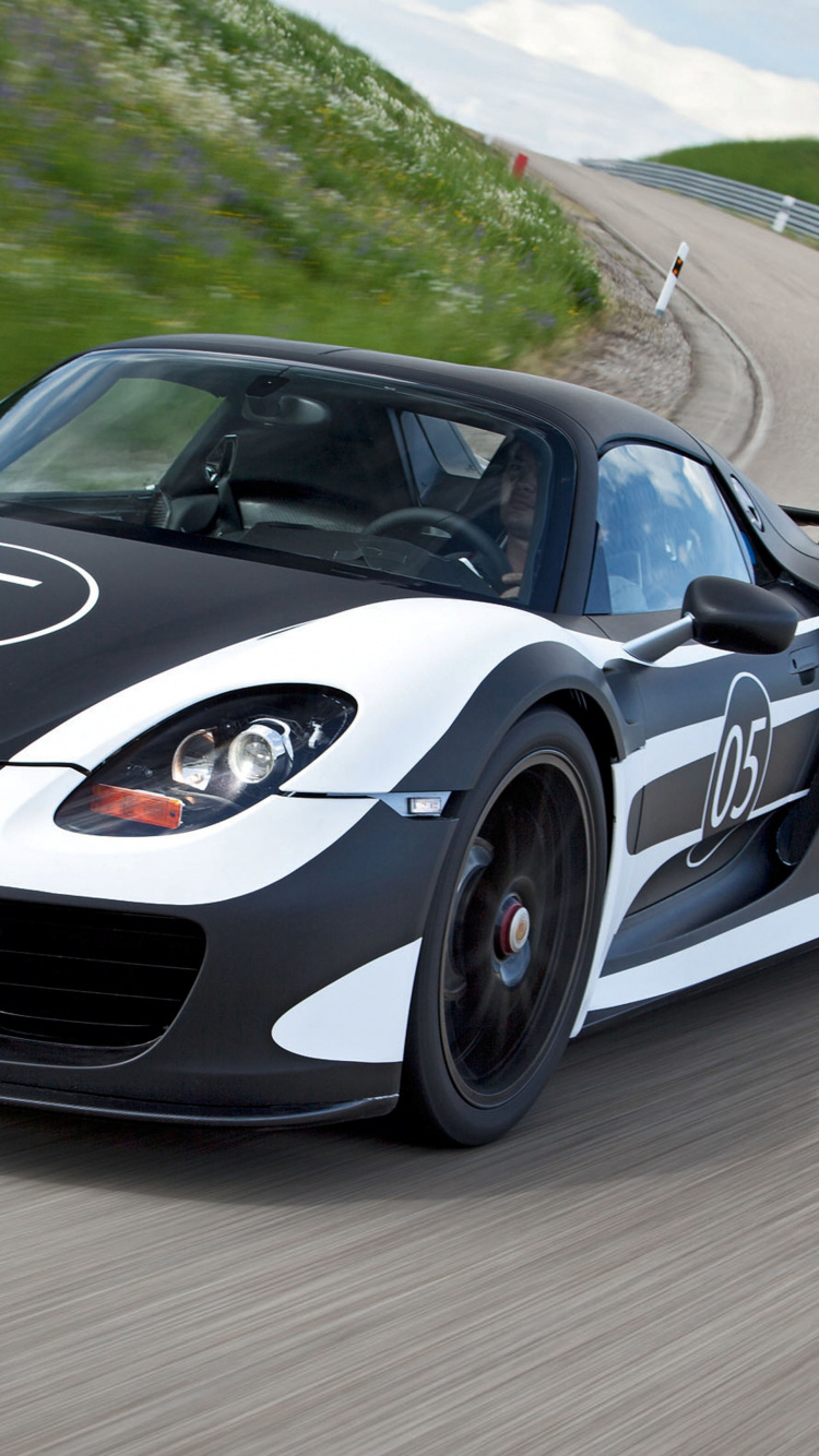 Porsche 911 Blanco y Negro en la Carretera Durante el Día. Wallpaper in 750x1334 Resolution