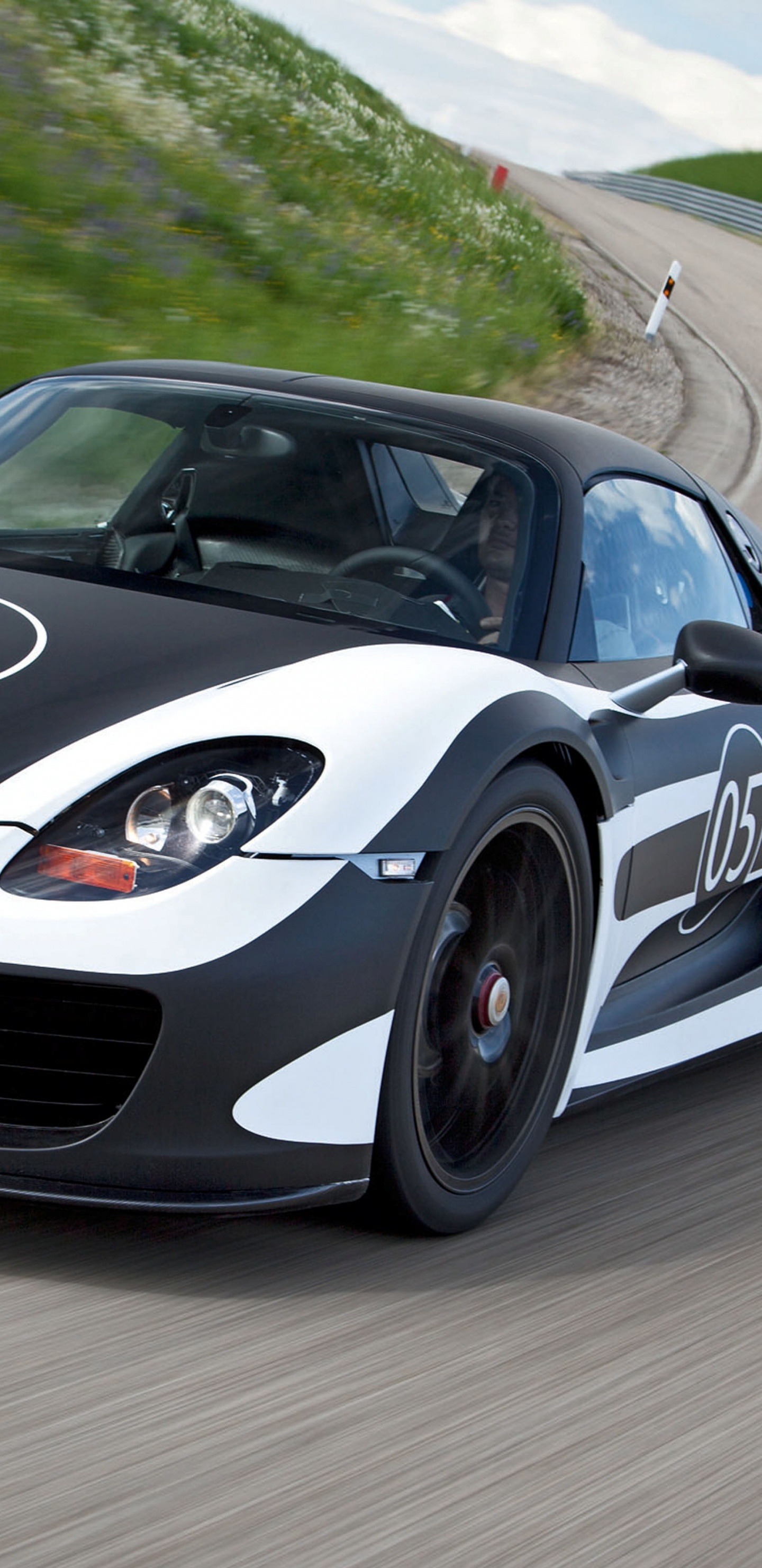 Porsche 911 Blanche et Noire Sur Route Pendant la Journée. Wallpaper in 1440x2960 Resolution