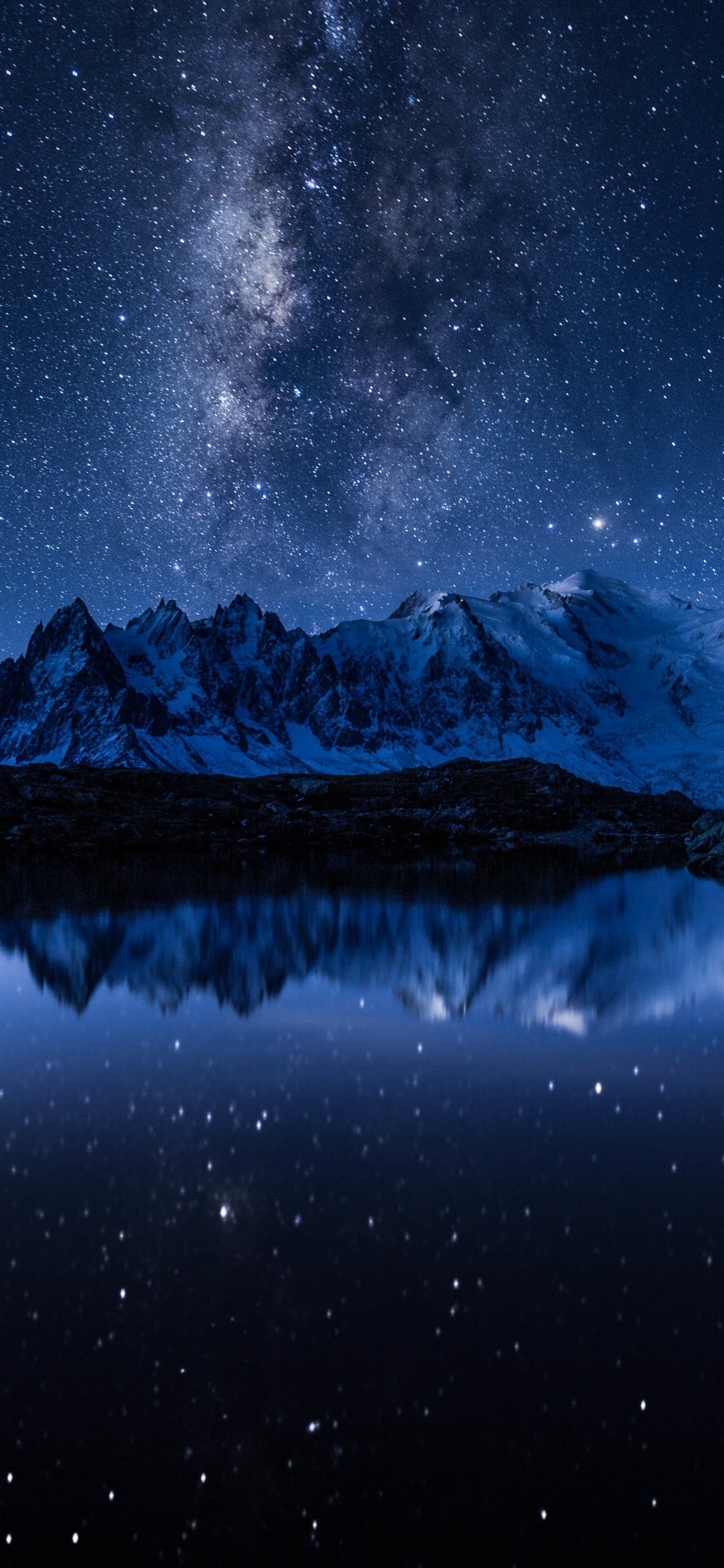 Montaña Cubierta de Nieve Durante la Noche. Wallpaper in 1125x2436 Resolution