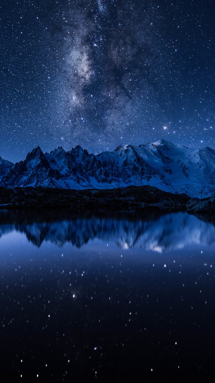 Schneebedeckter Berg Während Der Nacht. Wallpaper in 720x1280 Resolution