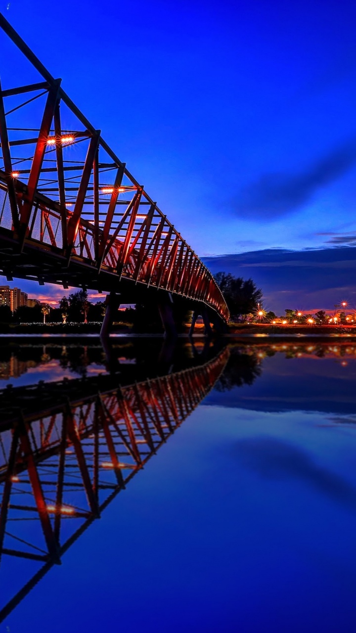 Pont en Bois Brun Au-dessus de la Rivière Pendant la Nuit. Wallpaper in 720x1280 Resolution