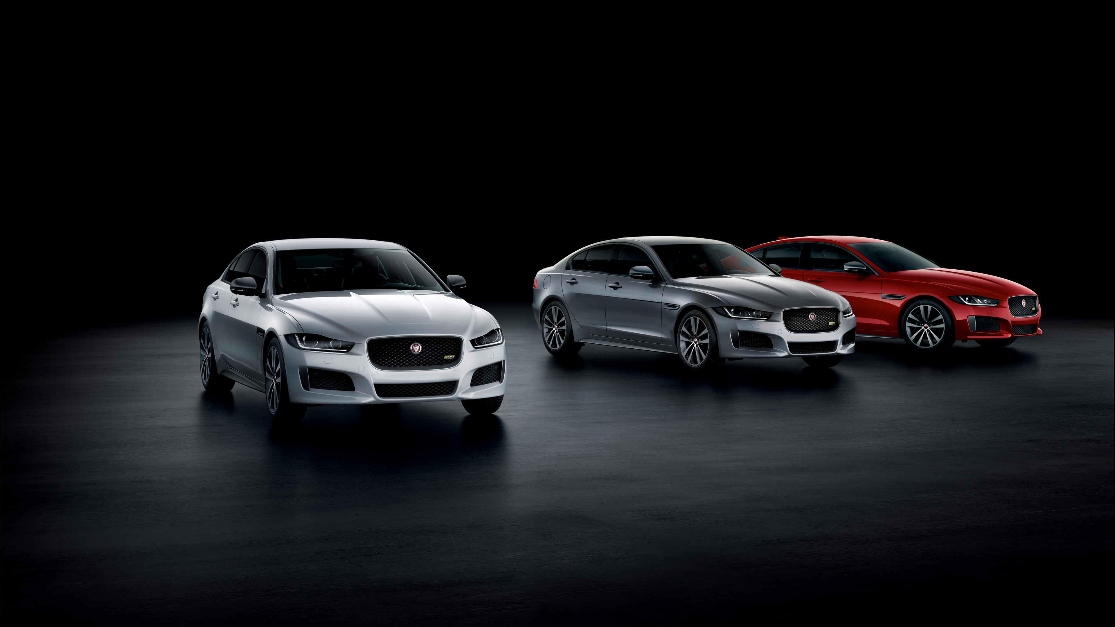 Weißes Und Rotes Bmw Coupé. Wallpaper in 3840x2160 Resolution