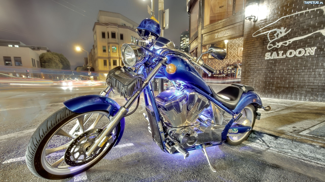Blue and Black Cruiser Motorcycle Parked on Gray Concrete Floor During Night Time. Wallpaper in 1366x768 Resolution