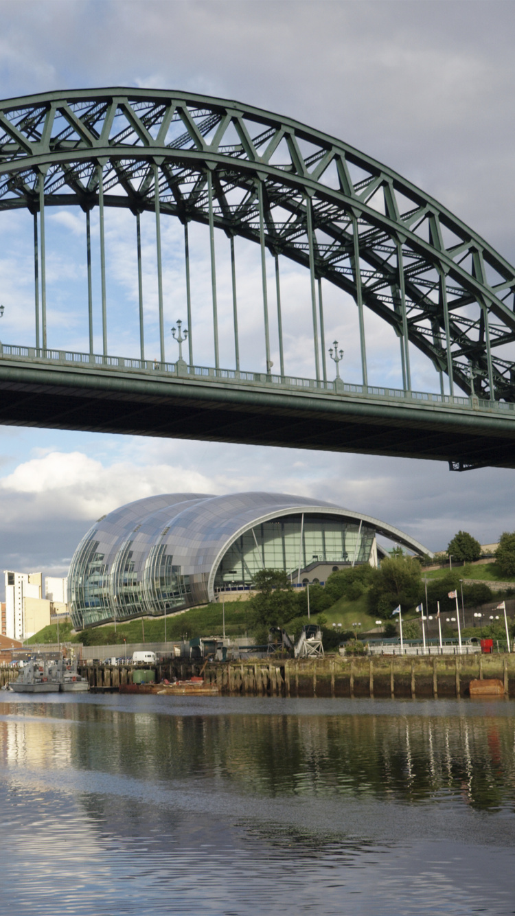 Pont en Métal Noir Au-dessus de la Rivière Pendant la Journée. Wallpaper in 750x1334 Resolution