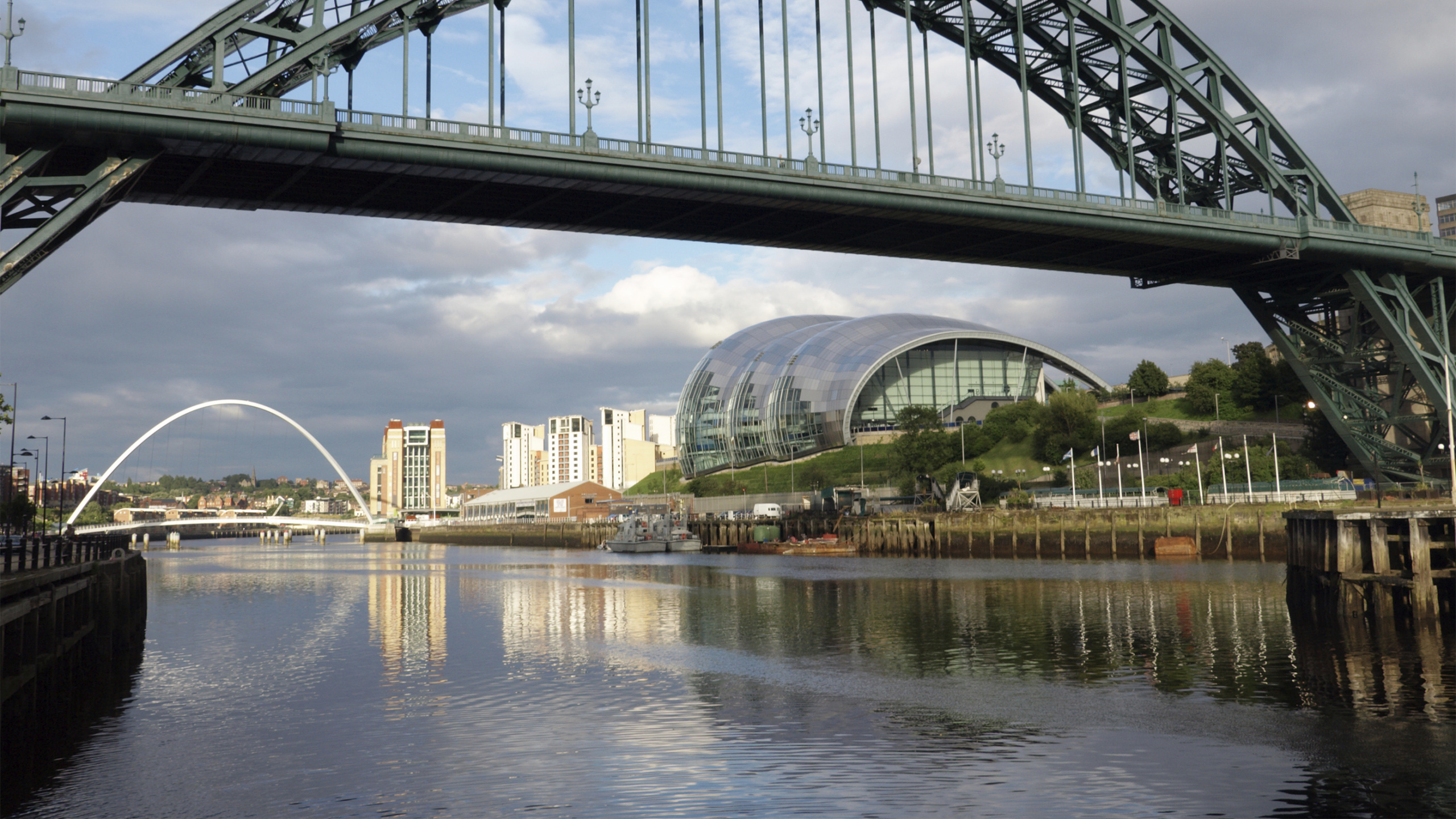 Puente de Metal Negro Sobre el Río Durante el Día. Wallpaper in 2560x1440 Resolution