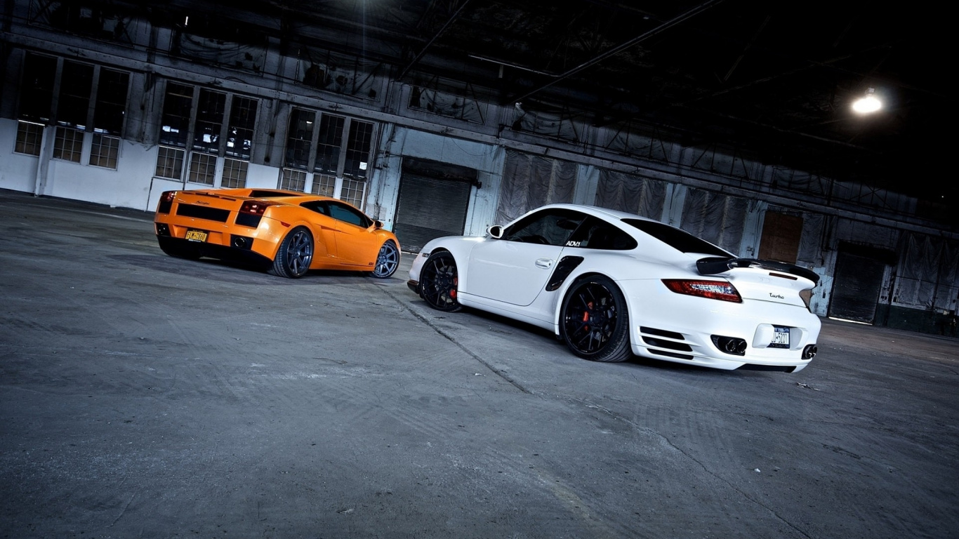 Coupé Blanc et Orange Sur Route. Wallpaper in 1366x768 Resolution