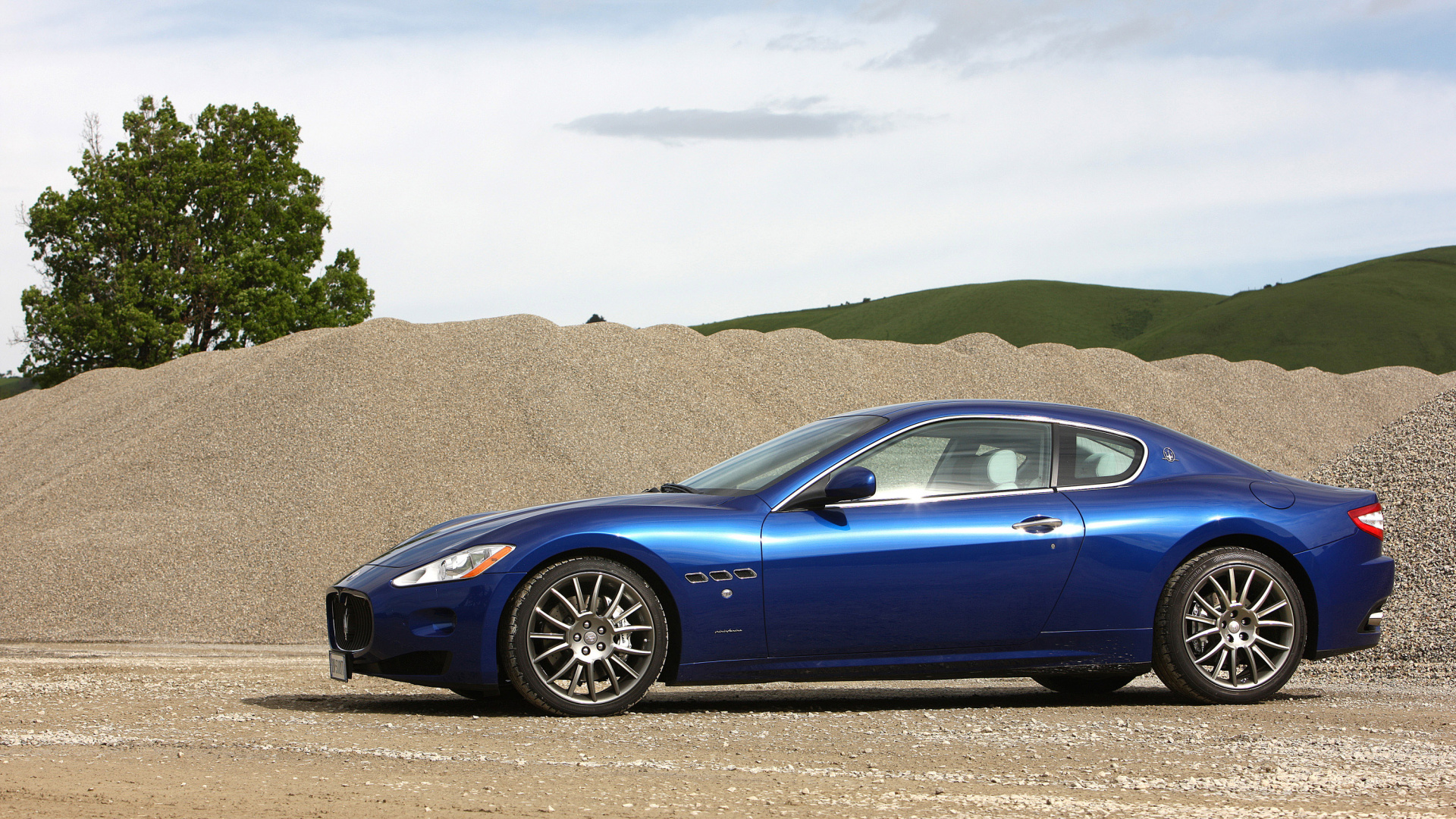 Coupe Azul Sobre Arena Marrón Durante el Día. Wallpaper in 1920x1080 Resolution