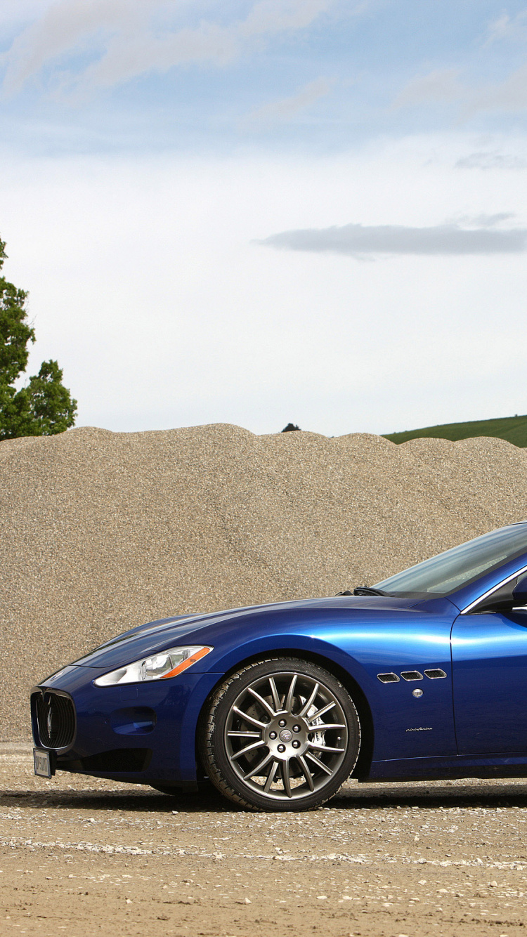 Coupé Bleu Sur Sable Brun Pendant la Journée. Wallpaper in 750x1334 Resolution