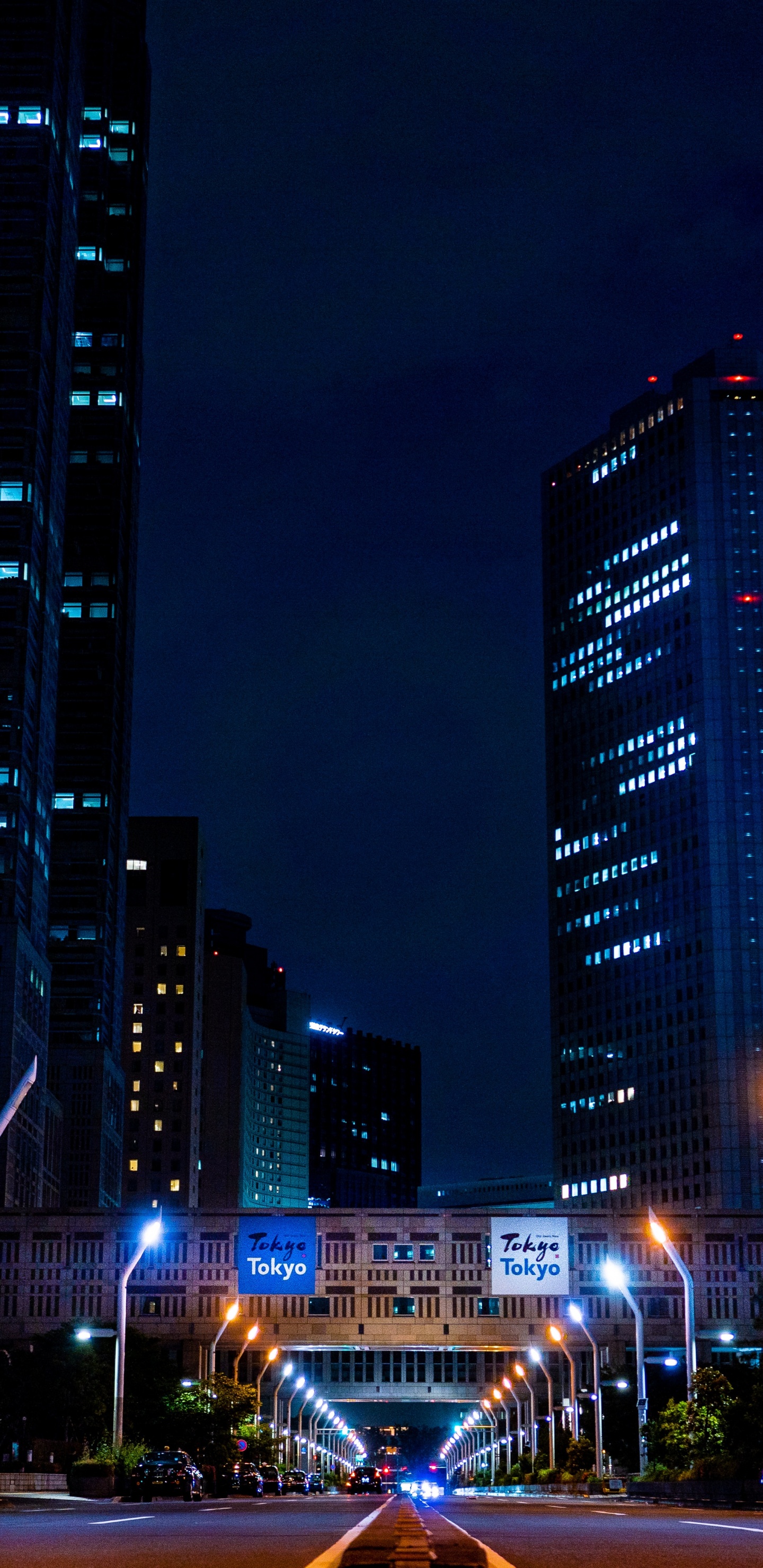 Stadtgebäude Während Der Nacht. Wallpaper in 1440x2960 Resolution