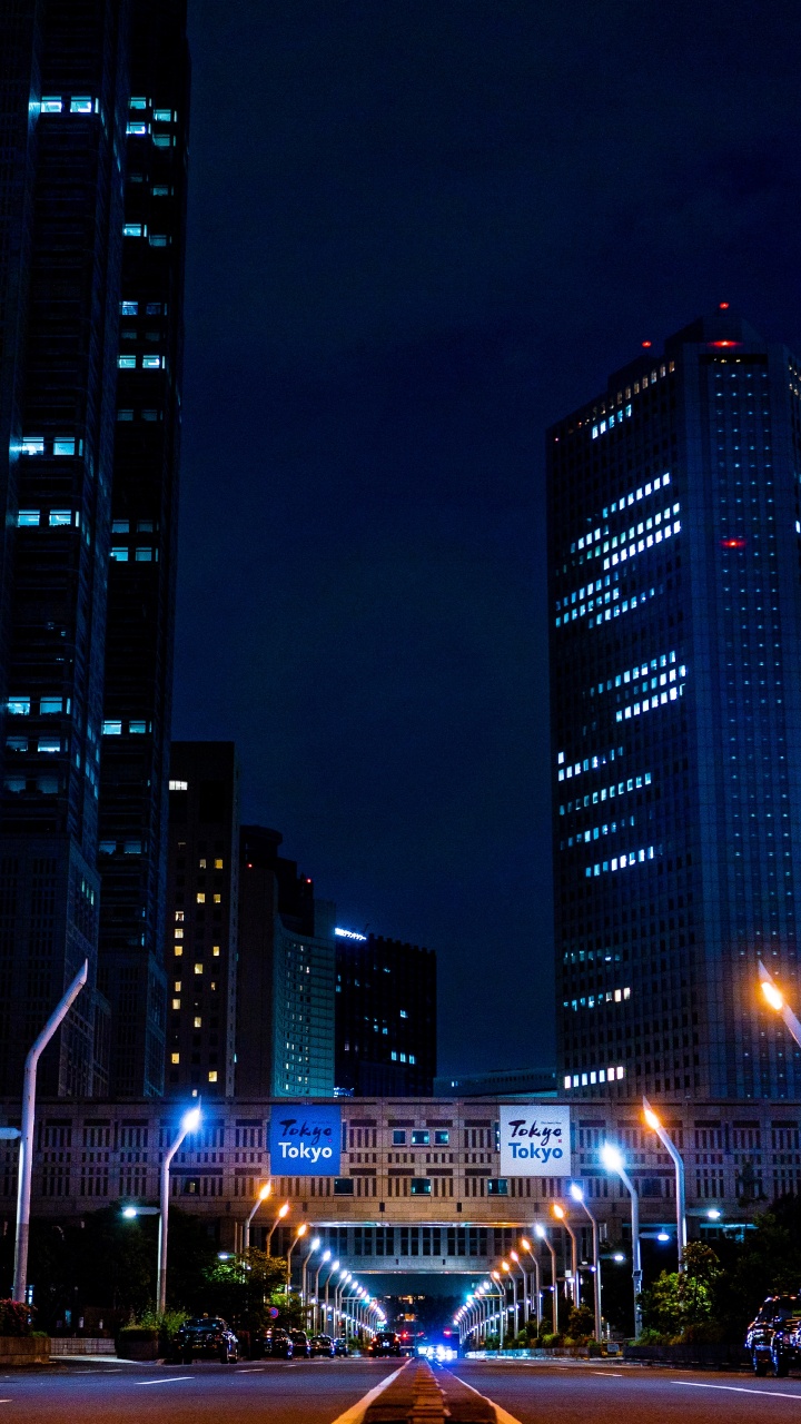 Stadtgebäude Während Der Nacht. Wallpaper in 720x1280 Resolution
