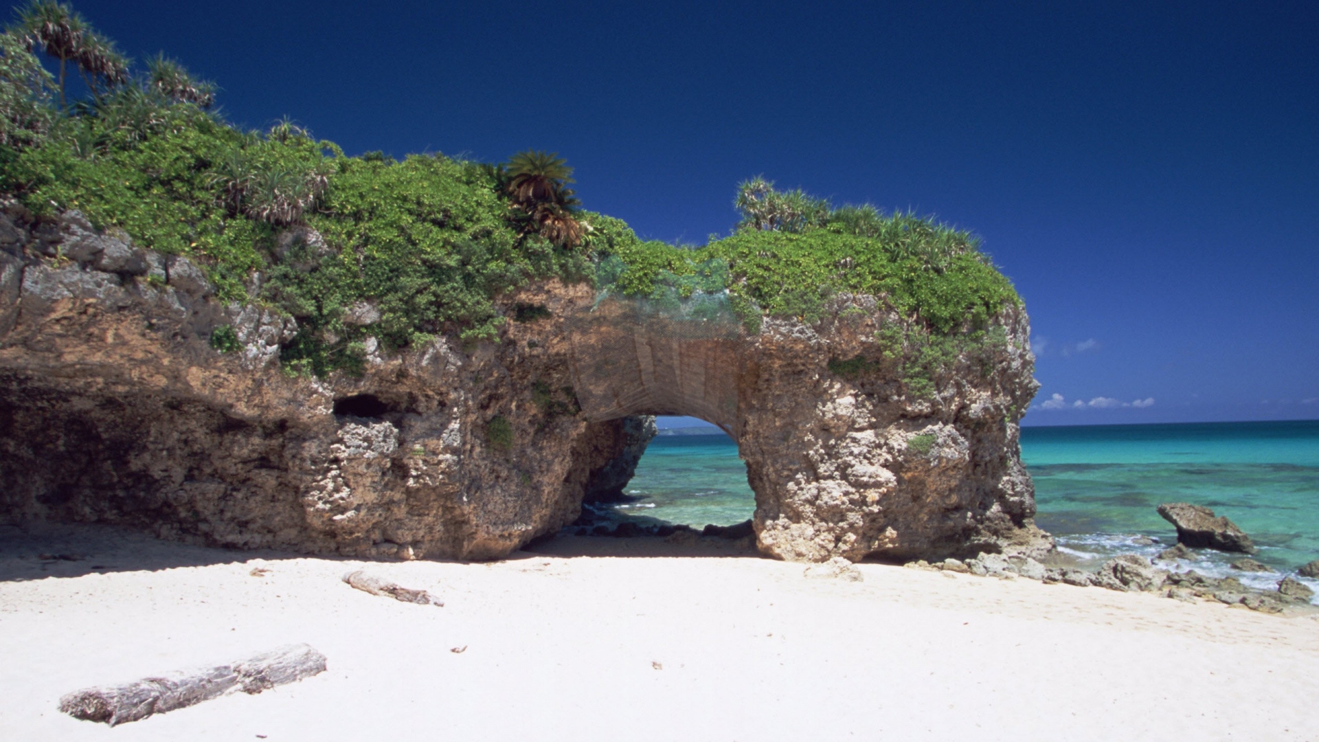 Brown Rock Formation on White Sand Beach During Daytime. Wallpaper in 1920x1080 Resolution