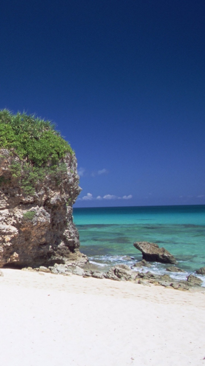 Brown Rock Formation on White Sand Beach During Daytime. Wallpaper in 720x1280 Resolution