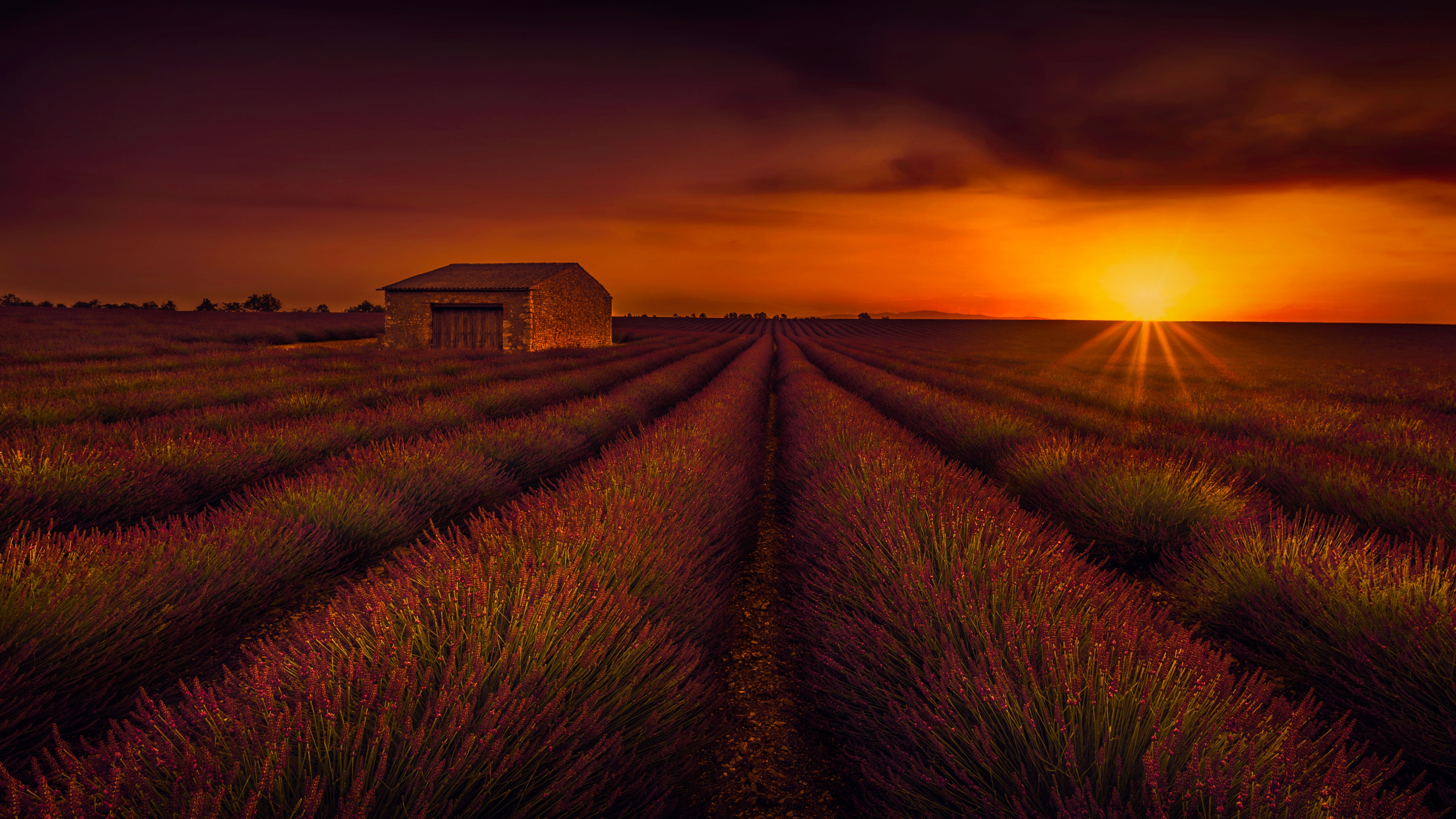 Casa Marrón en el Campo de Hierba Verde Durante la Puesta de Sol. Wallpaper in 3840x2160 Resolution