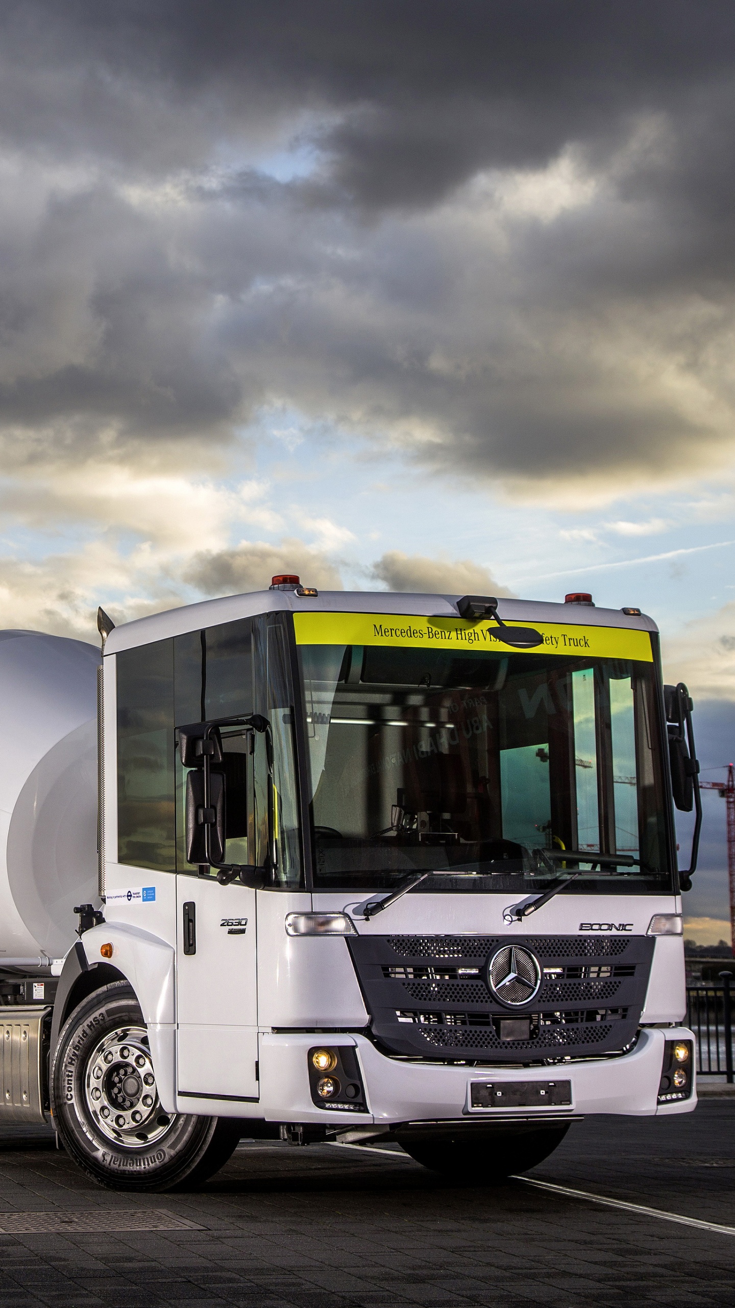 Camion Blanc et Vert Sur Route Pendant la Journée. Wallpaper in 1440x2560 Resolution