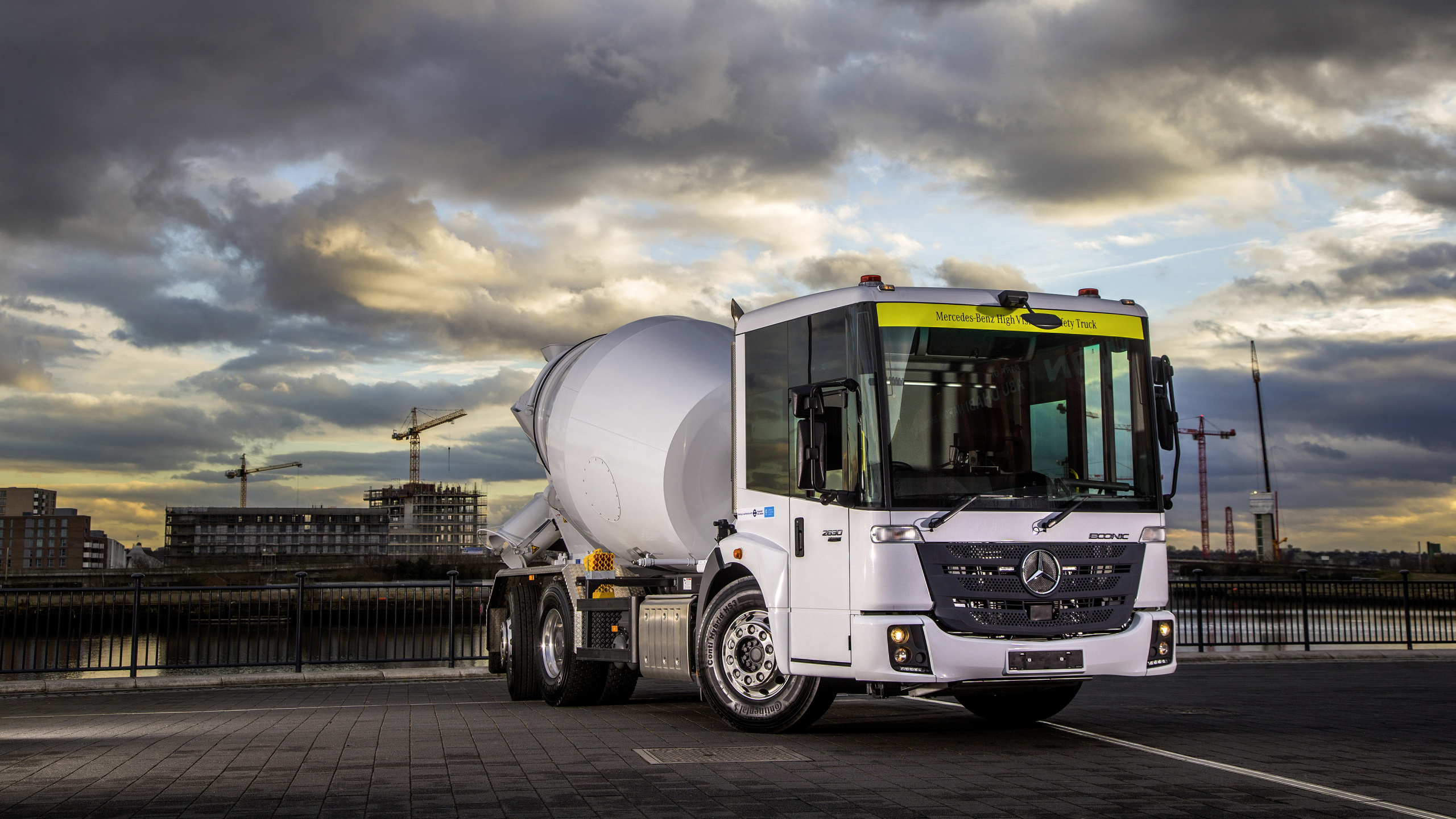 Weißer Und Grüner LKW Tagsüber Unterwegs. Wallpaper in 2560x1440 Resolution