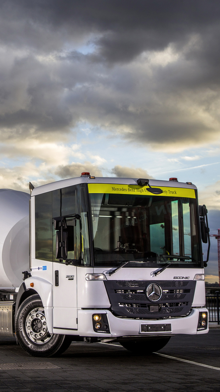 Weißer Und Grüner LKW Tagsüber Unterwegs. Wallpaper in 750x1334 Resolution