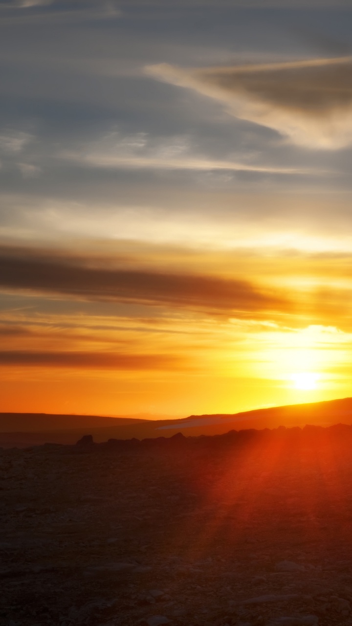 Formation de Roche Brune Pendant le Coucher du Soleil. Wallpaper in 720x1280 Resolution