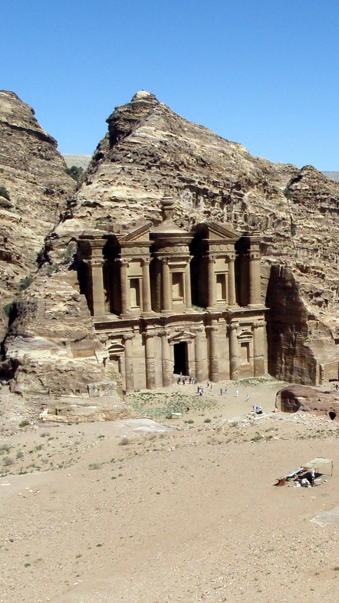 Personnes Marchant Sur du Sable Brun Près de la Formation Rocheuse Brune Pendant la Journée. Wallpaper in 1080x1920 Resolution