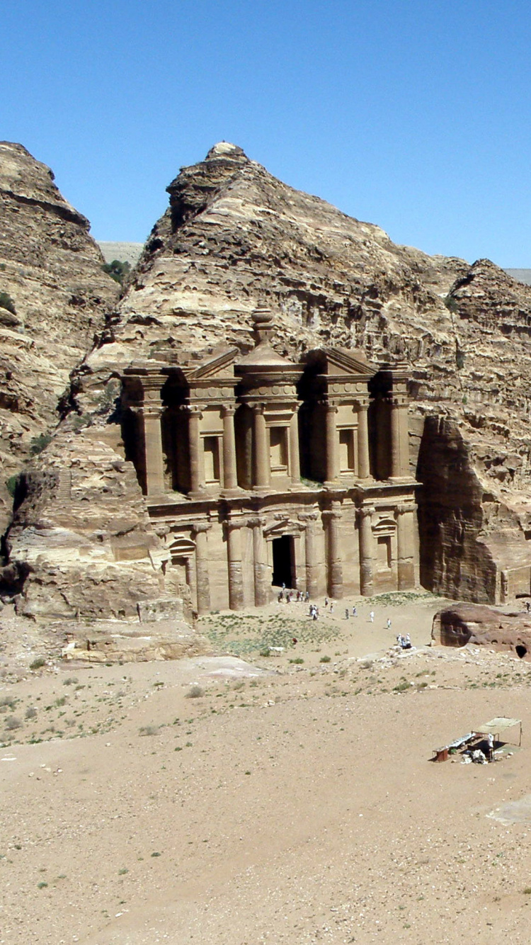 Menschen, Die Tagsüber Auf Braunem Sand in Der Nähe Einer Braunen Felsformation Gehen. Wallpaper in 750x1334 Resolution