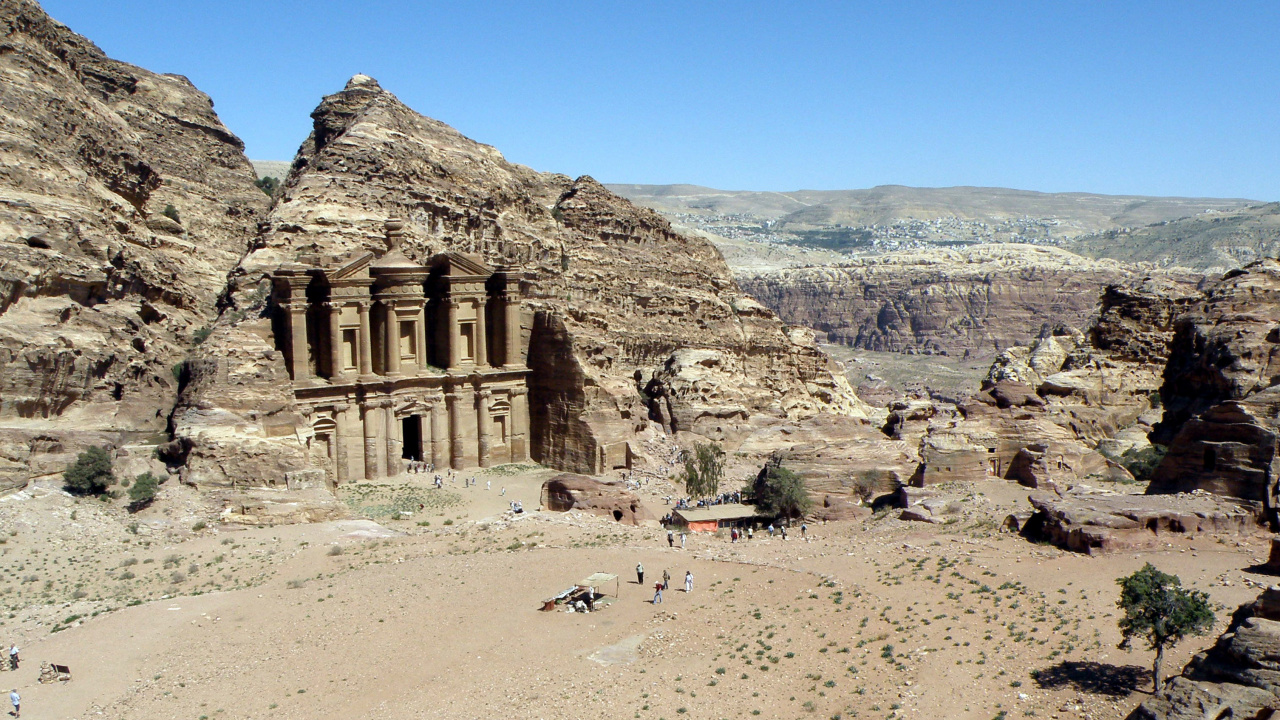 People Walking on Brown Sand Near Brown Rock Formation During Daytime. Wallpaper in 1280x720 Resolution