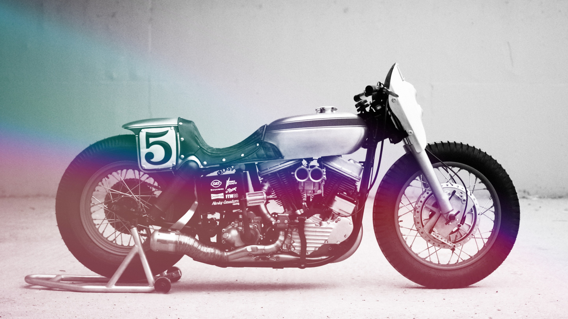 Moto Rouge et Noire Sur Fond Blanc. Wallpaper in 1920x1080 Resolution