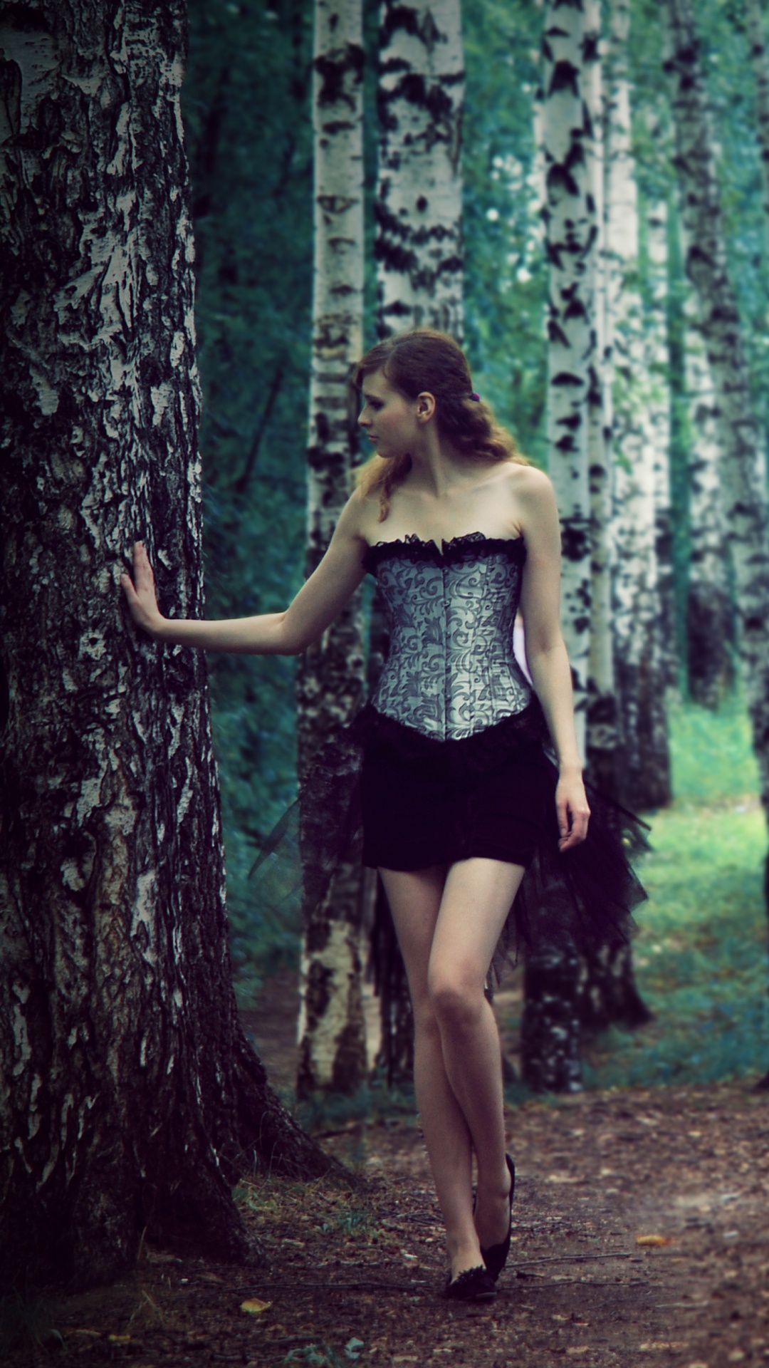 Frau im Schwarzen Schlauchkleid Steht im Wald. Wallpaper in 1080x1920 Resolution