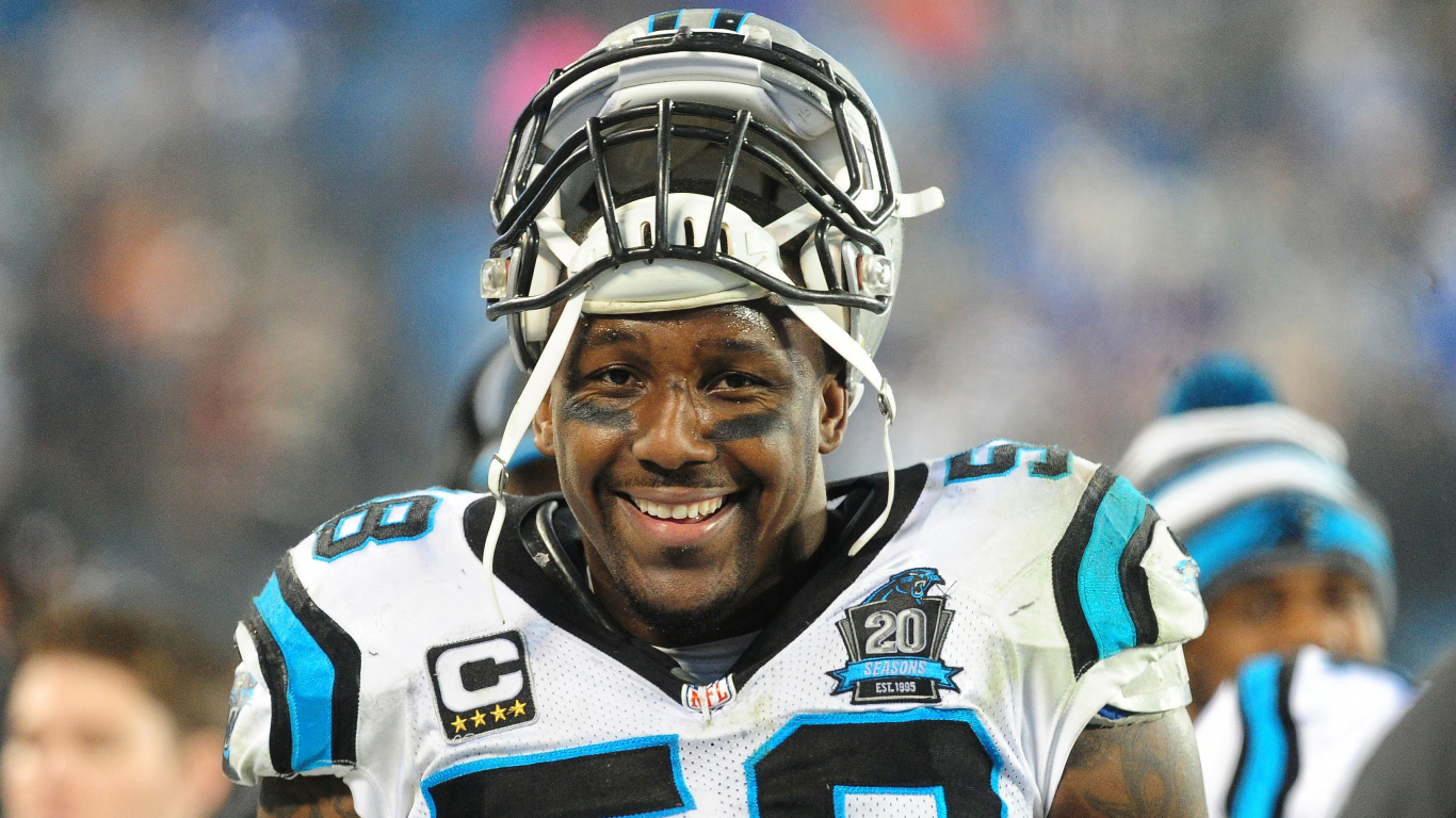 Mann im Blau-weißen Fußballtrikot. Wallpaper in 1366x768 Resolution