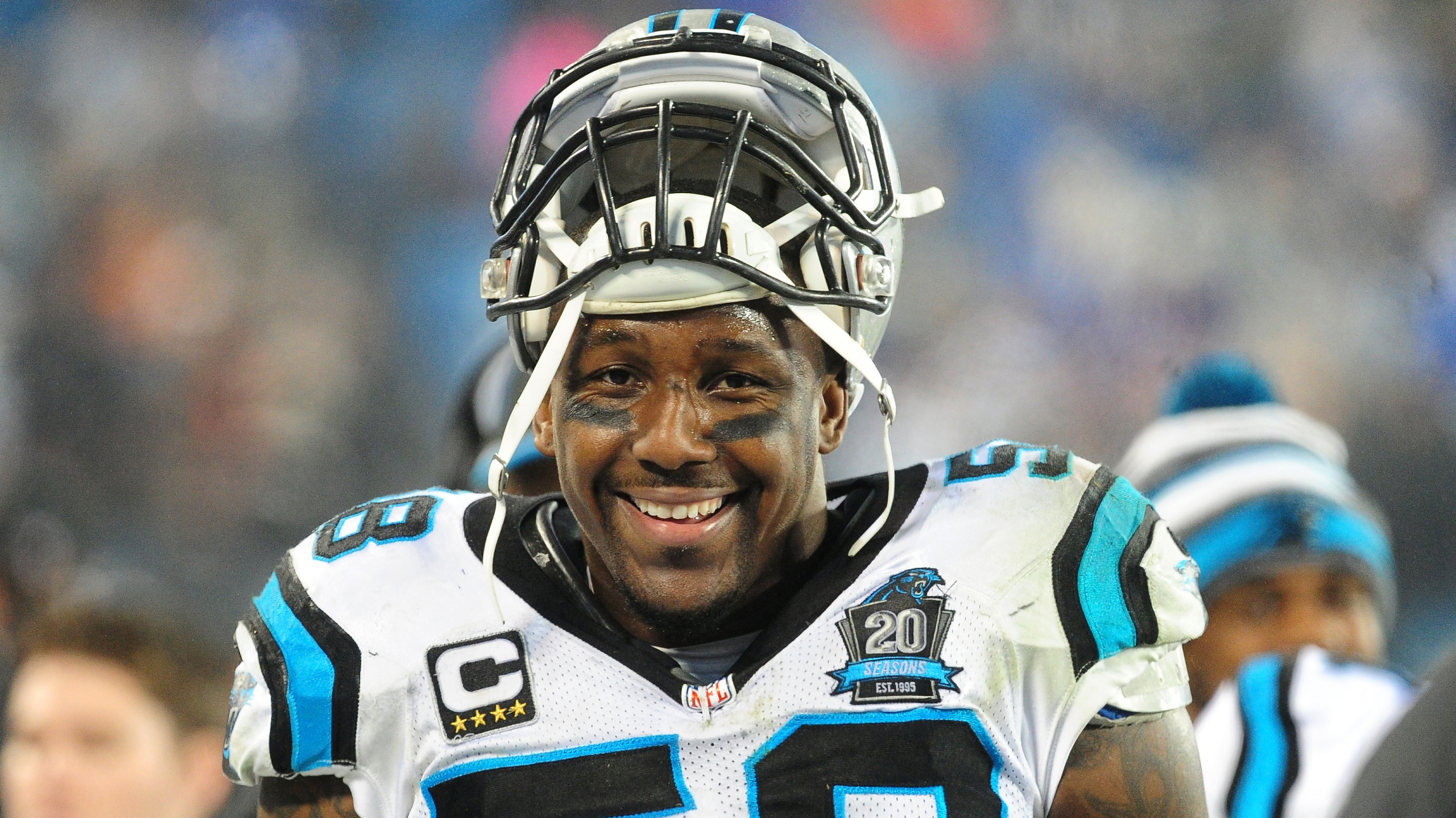 Mann im Blau-weißen Fußballtrikot. Wallpaper in 2560x1440 Resolution