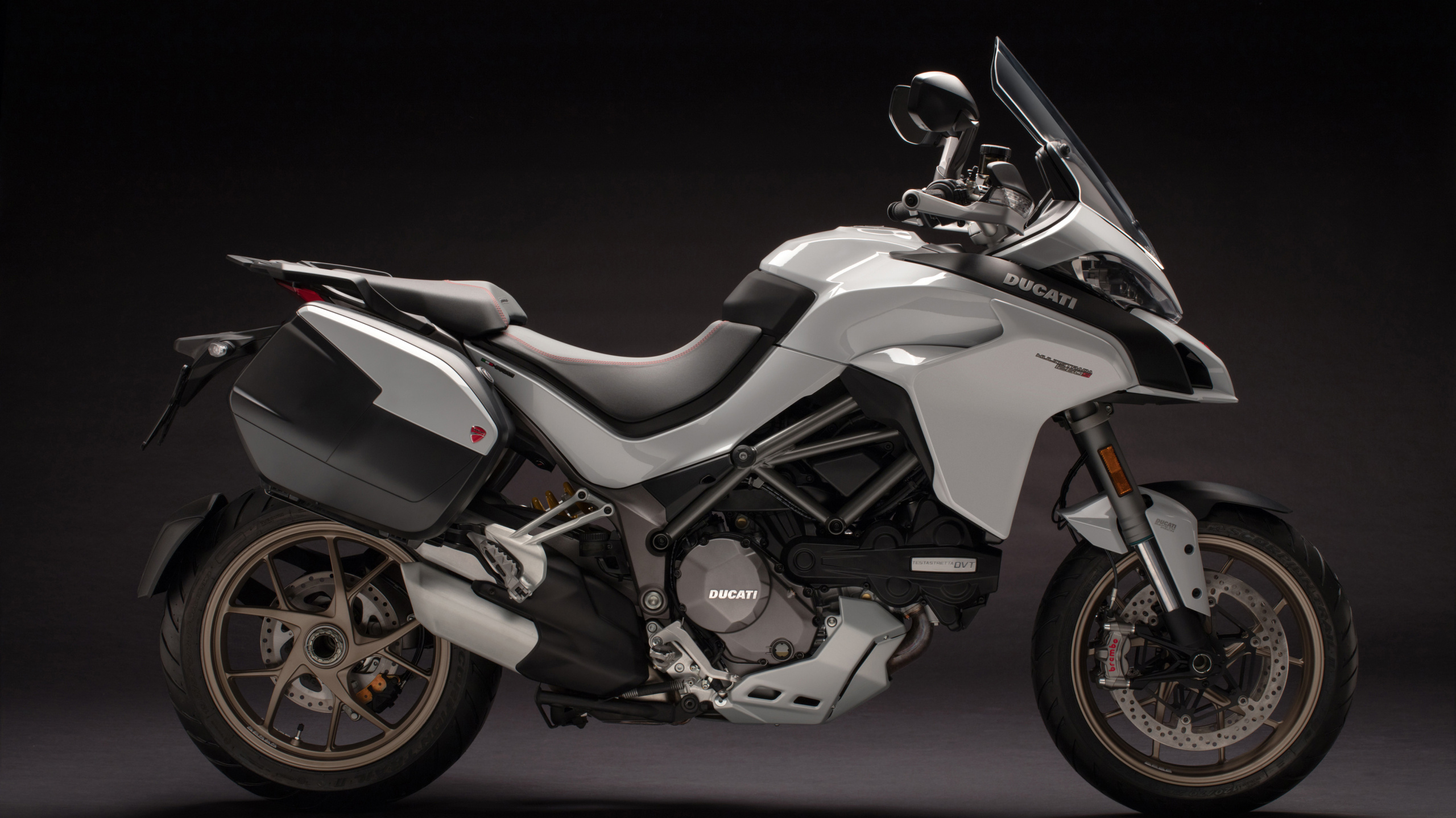 White and Black Sports Bike. Wallpaper in 2560x1440 Resolution
