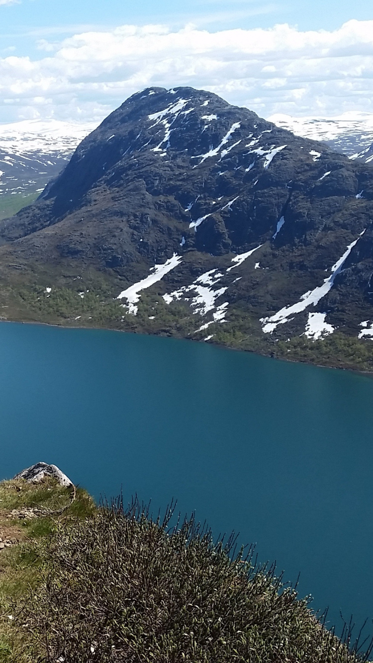 Lago en Medio de Las Montañas. Wallpaper in 750x1334 Resolution