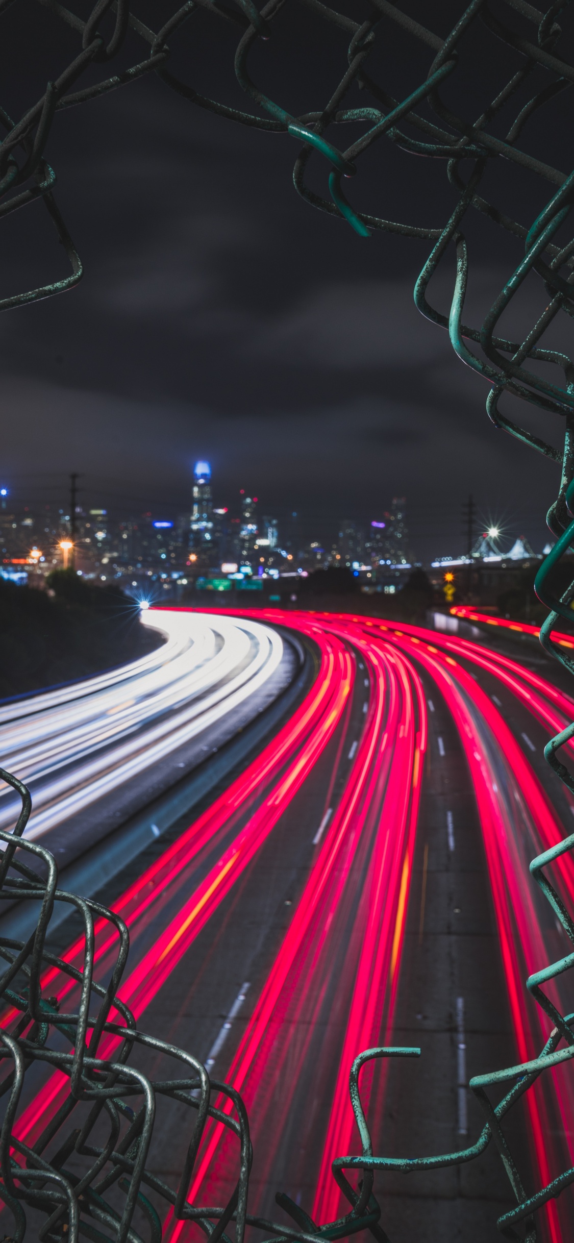 Fotografía de Lapso de Tiempo de Las Luces de la Ciudad Durante la Noche.. Wallpaper in 1125x2436 Resolution