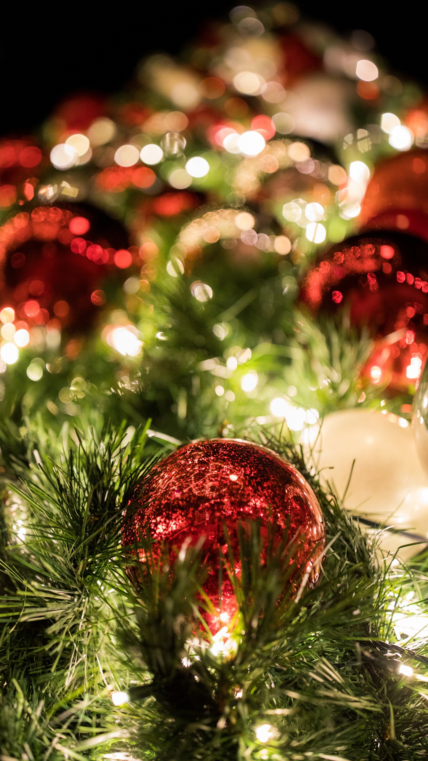 Boules Rouges et or Sur L'arbre de Noël Vert. Wallpaper in 1440x2560 Resolution