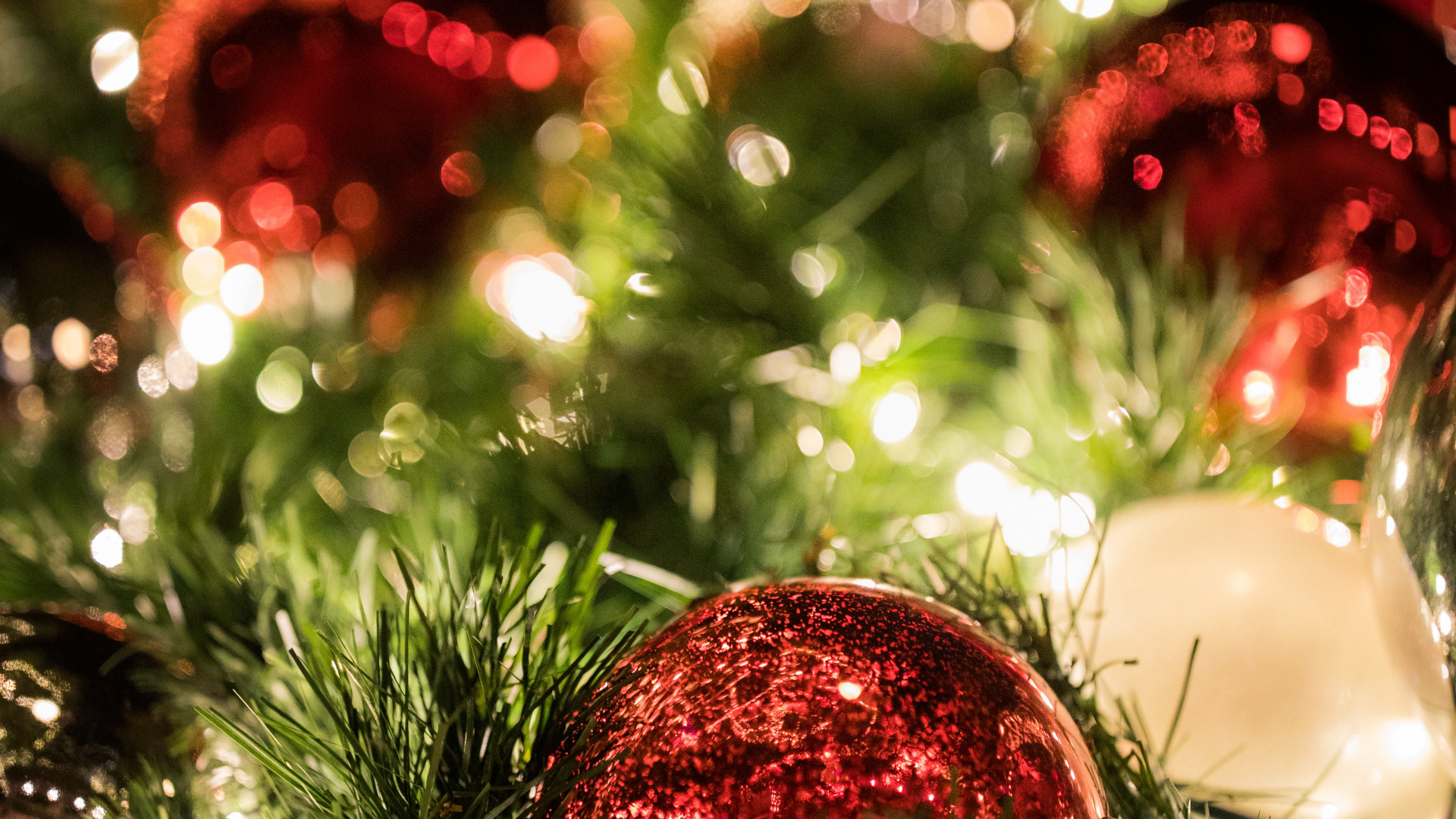 Red and Gold Baubles on Green Christmas Tree. Wallpaper in 1920x1080 Resolution