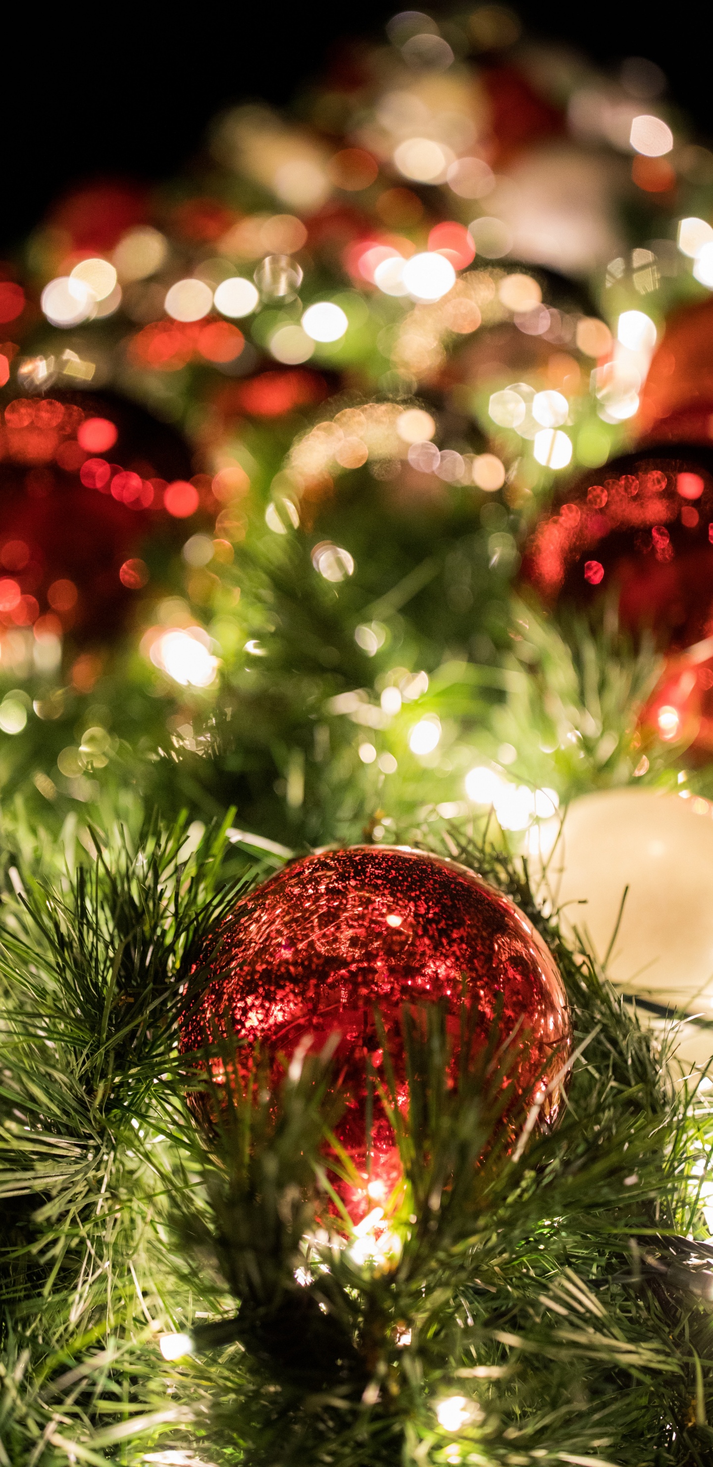 Rot-goldene Kugeln Auf Grünem Weihnachtsbaum. Wallpaper in 1440x2960 Resolution