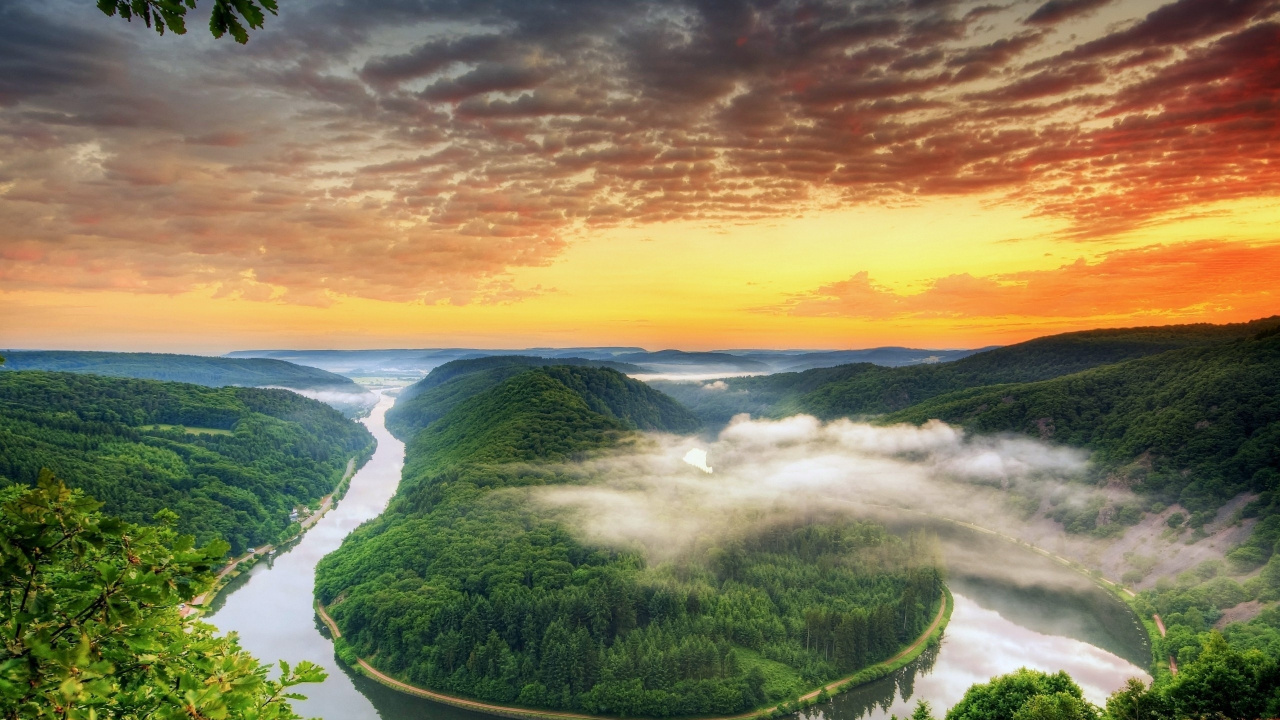 Grüne Bäume Und Gewässer Unter Bewölktem Himmel Tagsüber. Wallpaper in 1280x720 Resolution