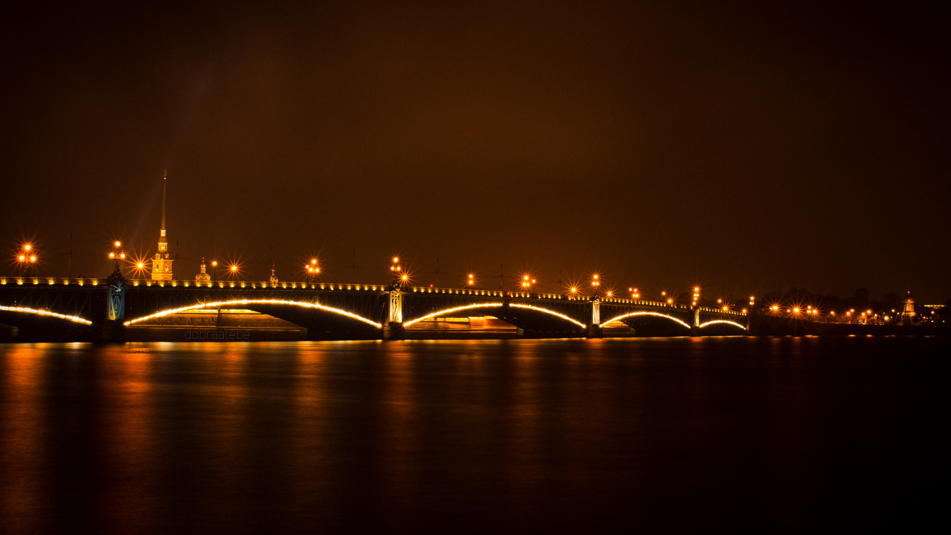Puente Iluminado Sobre el Cuerpo de Agua Durante la Noche. Wallpaper in 1920x1080 Resolution