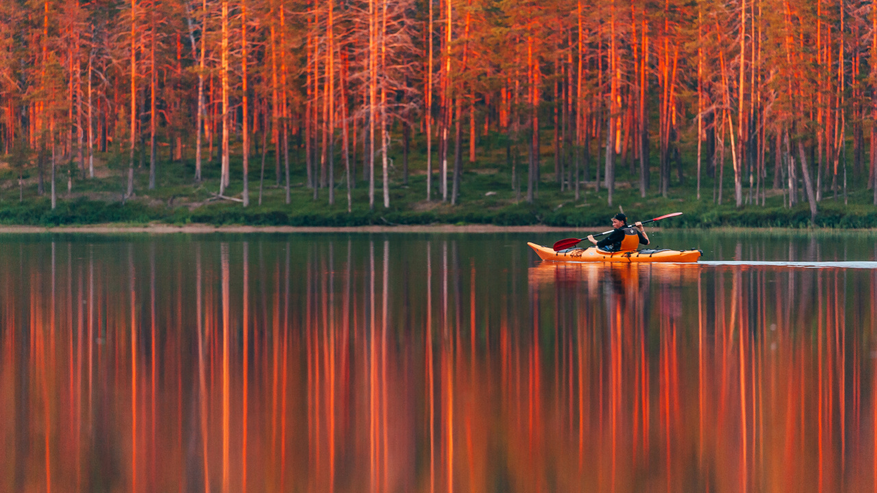 Personne à Cheval Sur un Bateau Sur le Lac Pendant la Journée. Wallpaper in 1280x720 Resolution