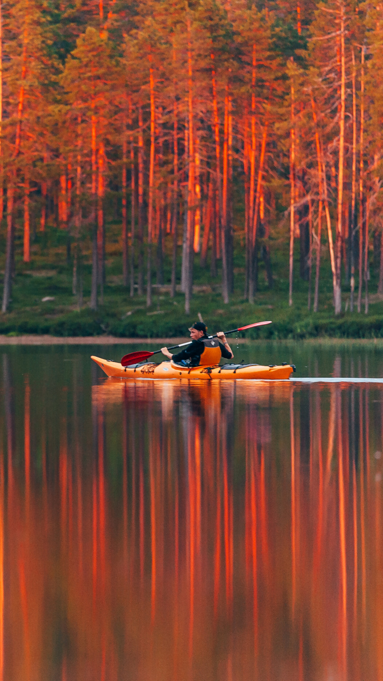 Personne à Cheval Sur un Bateau Sur le Lac Pendant la Journée. Wallpaper in 750x1334 Resolution
