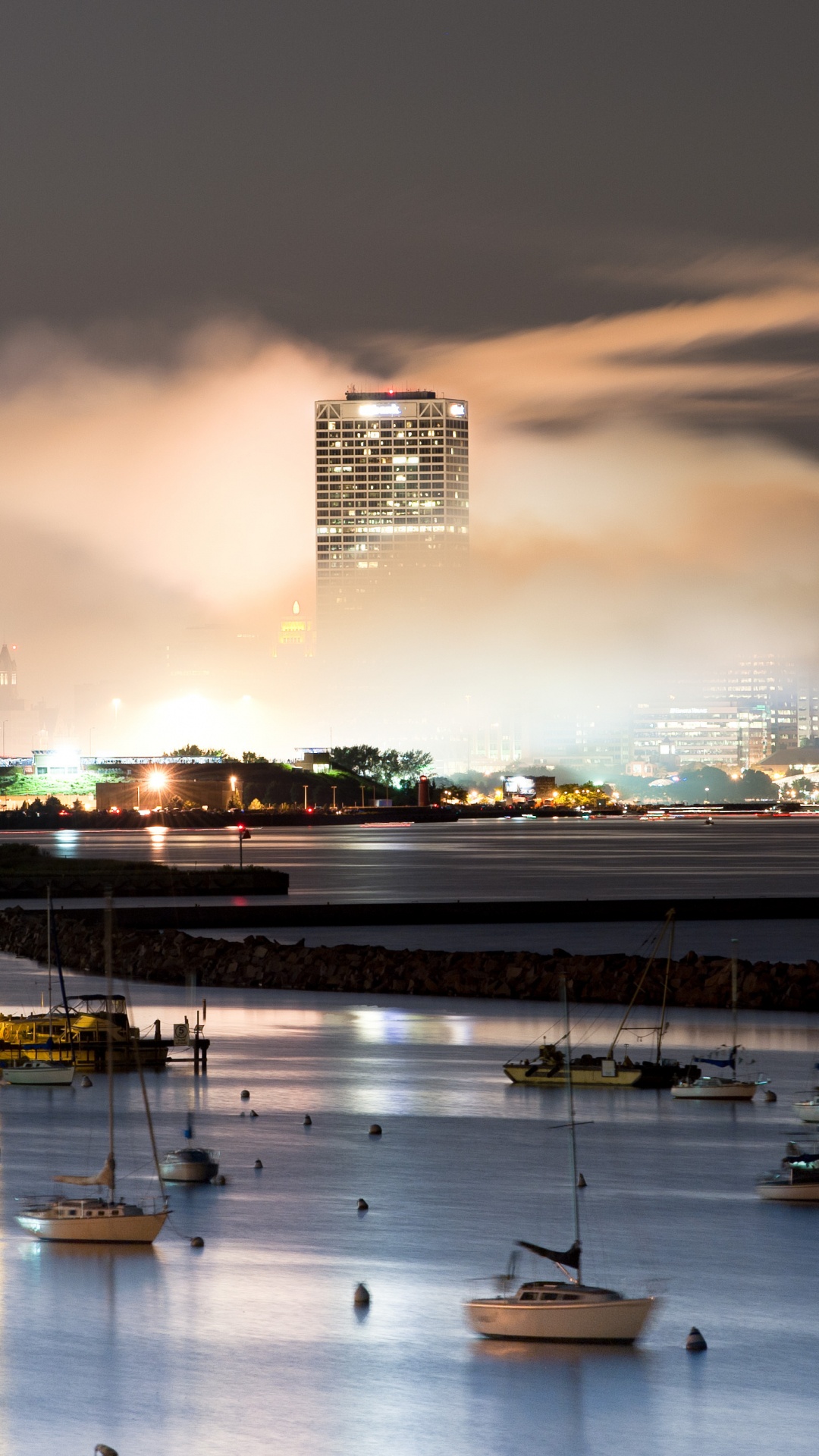 Barco Blanco y Marrón en el Muelle Durante la Noche. Wallpaper in 1080x1920 Resolution