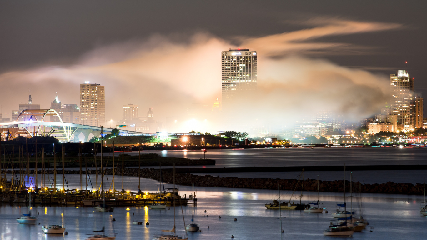 Barco Blanco y Marrón en el Muelle Durante la Noche. Wallpaper in 1366x768 Resolution